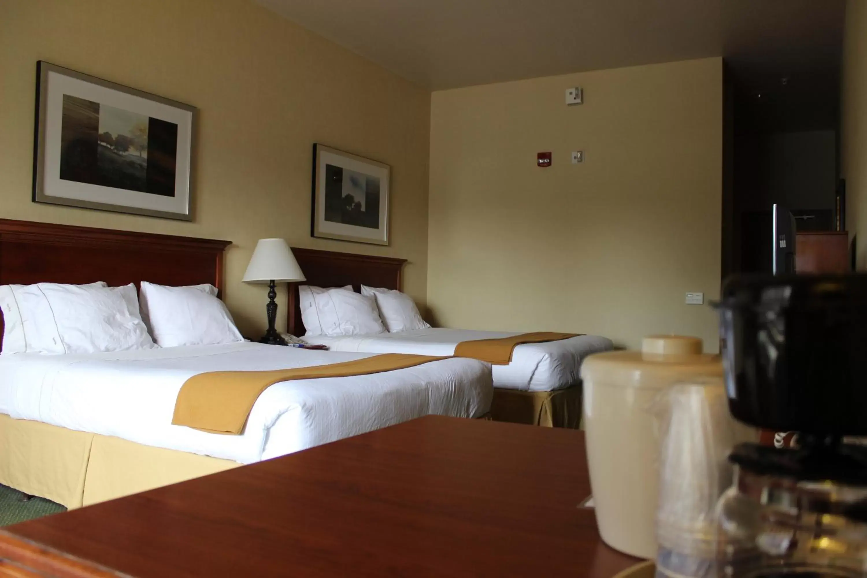 Bed in Holiday Inn Express Tehachapi by IHG Bed in Holiday Inn Express Tehachapi by IHG