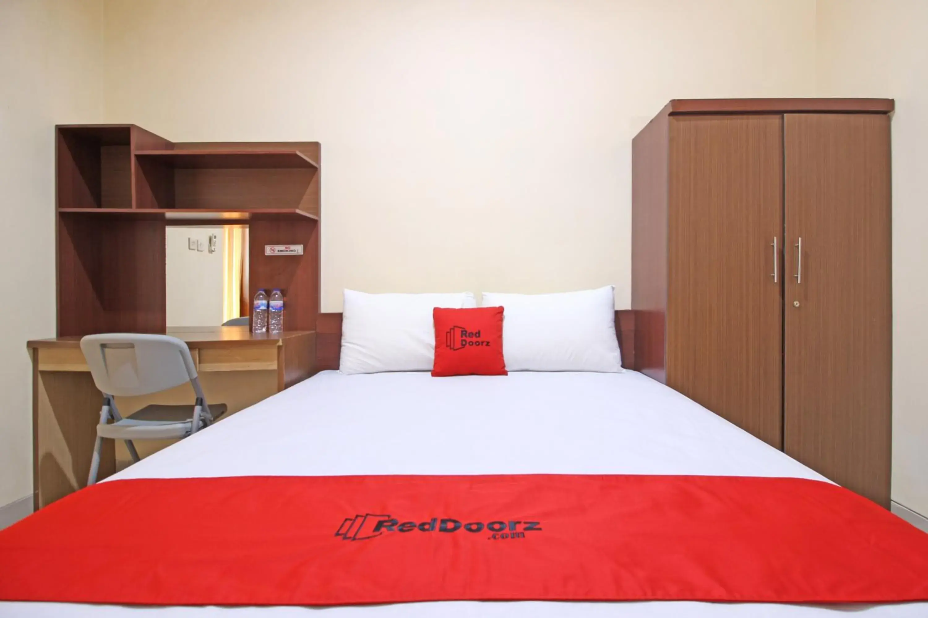 Bedroom, Bed in RedDoorz near Hartono Mall 3