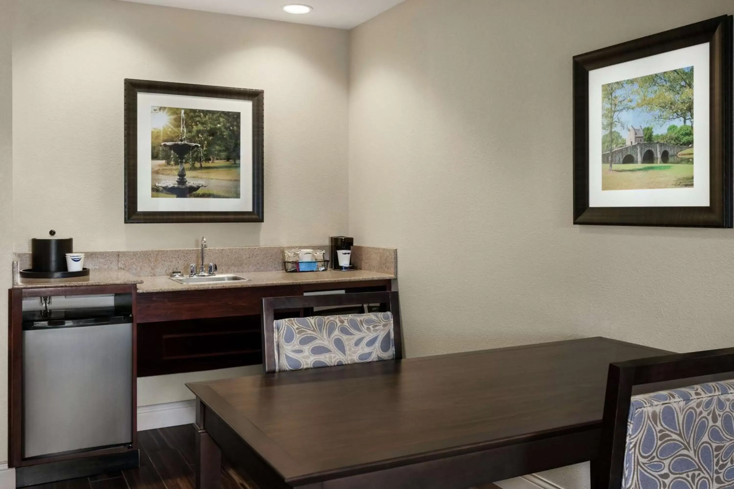 Living room, Kitchen/Kitchenette in Hampton Inn & Suites Montgomery-EastChase