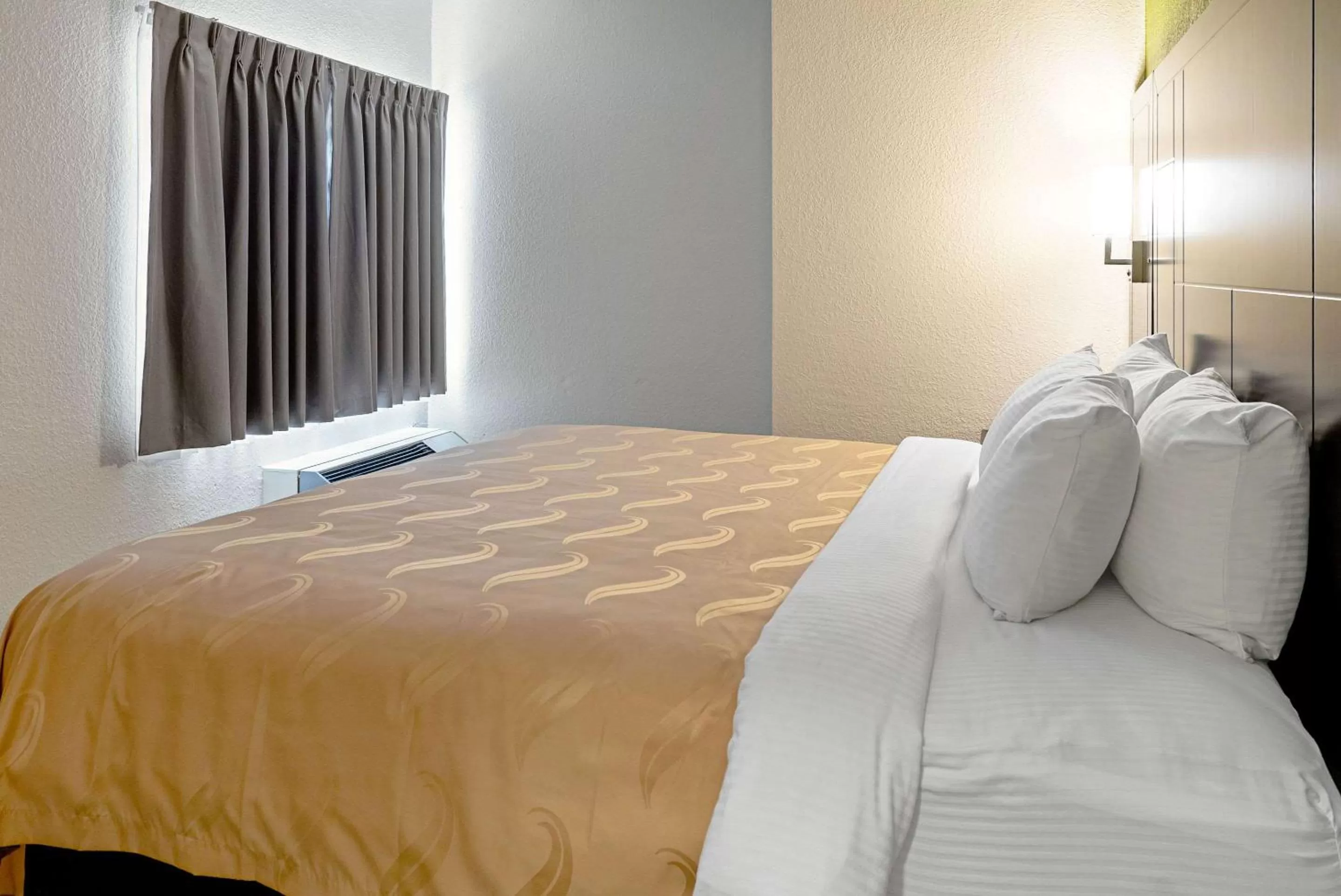 Photo of the whole room, Bed in Quality Inn & Suites Robbinsville