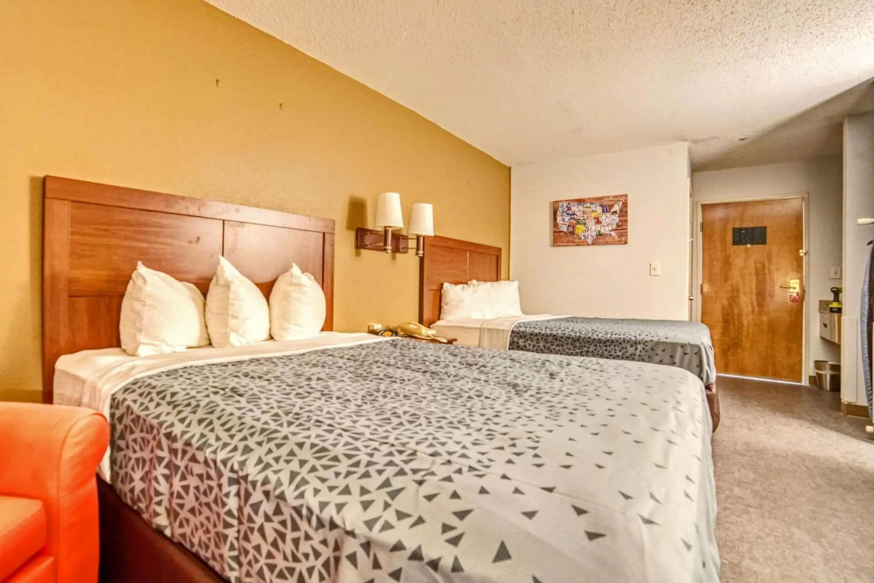 Bedroom, Bed in Econo Lodge Raleigh near Walnut Creek Amphitheatre