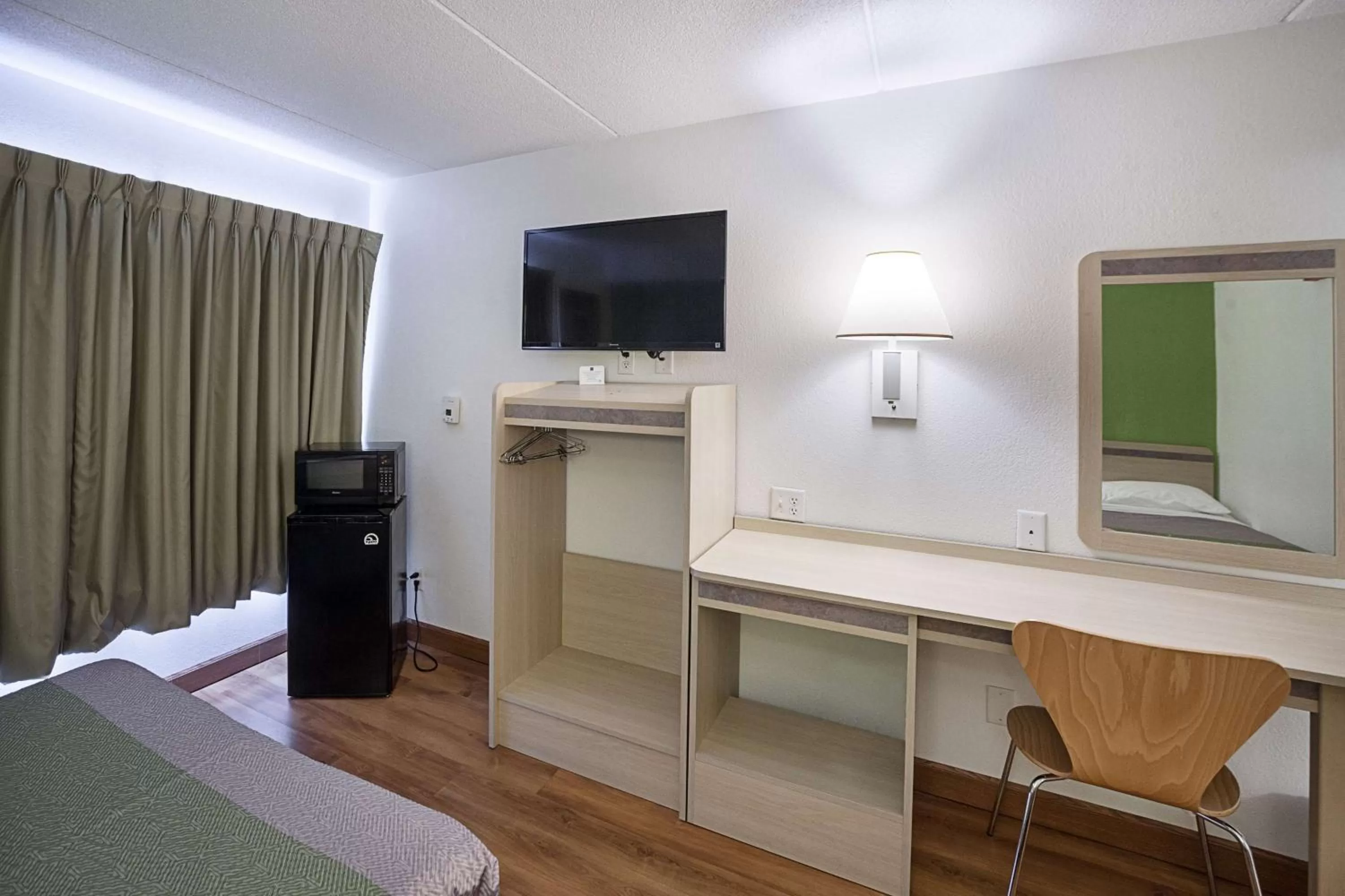 TV and multimedia, Bed in Motel 6-Binghamton, NY