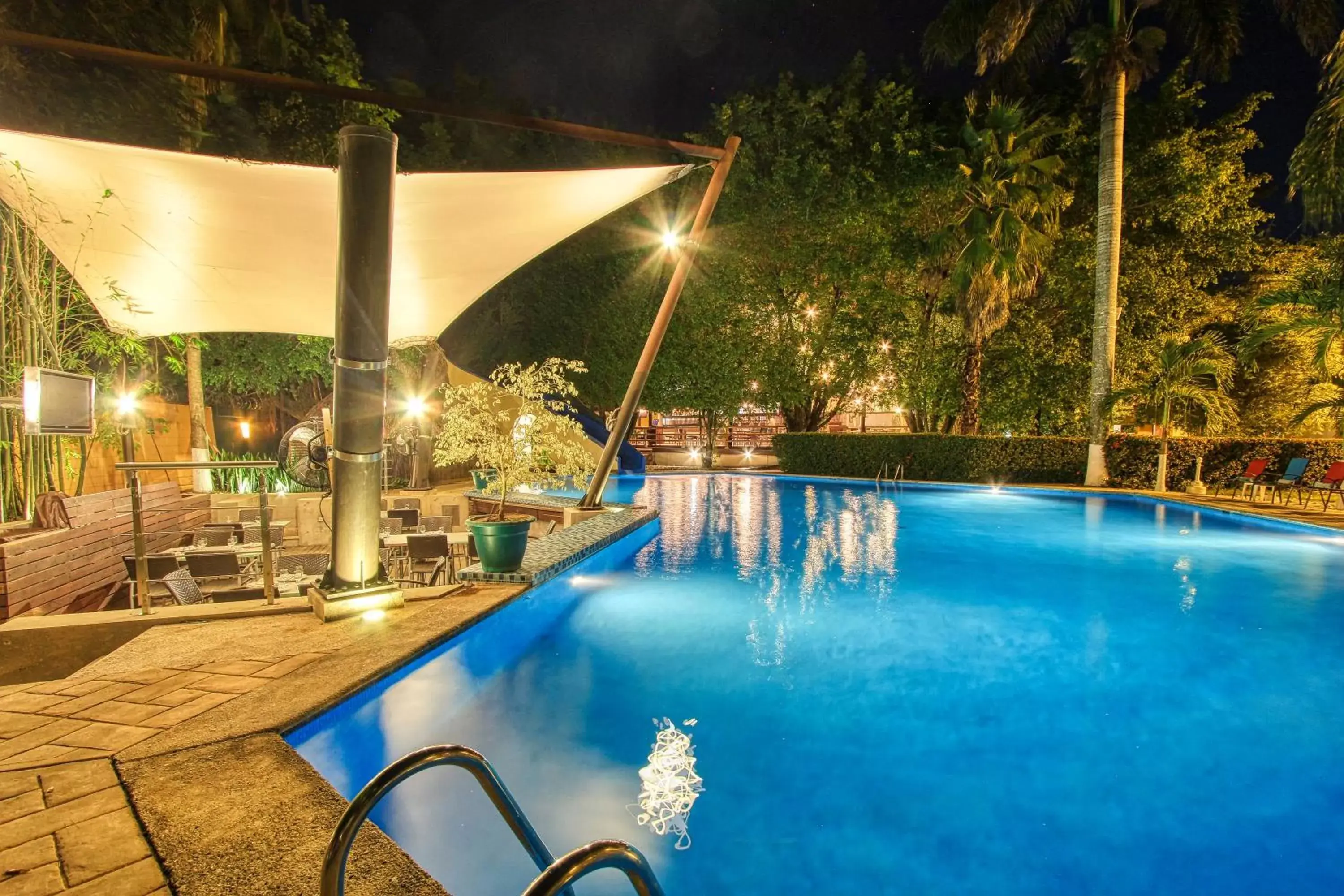 Lounge or bar, Swimming Pool in Hotel Ciudad Real Palenque