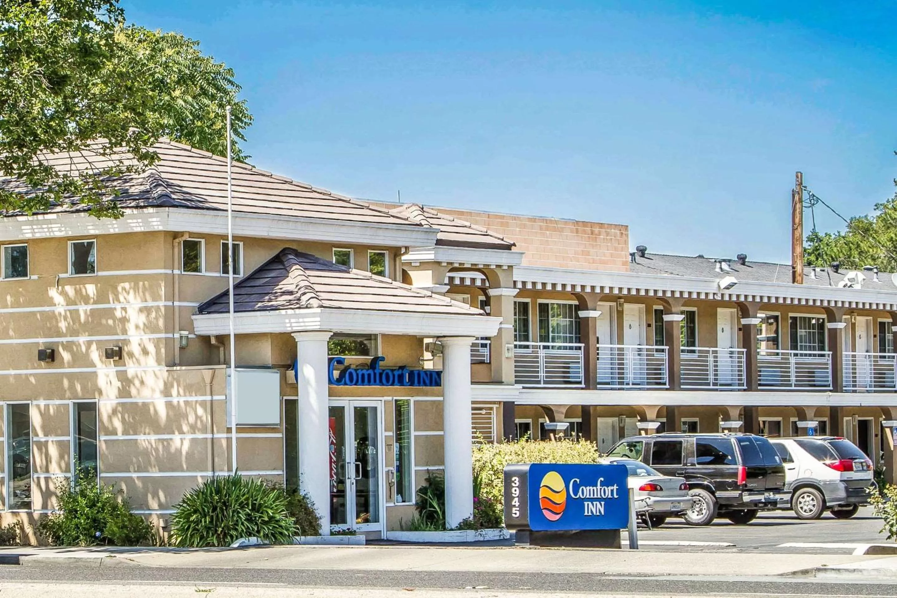 Property building in Comfort Inn Palo Alto