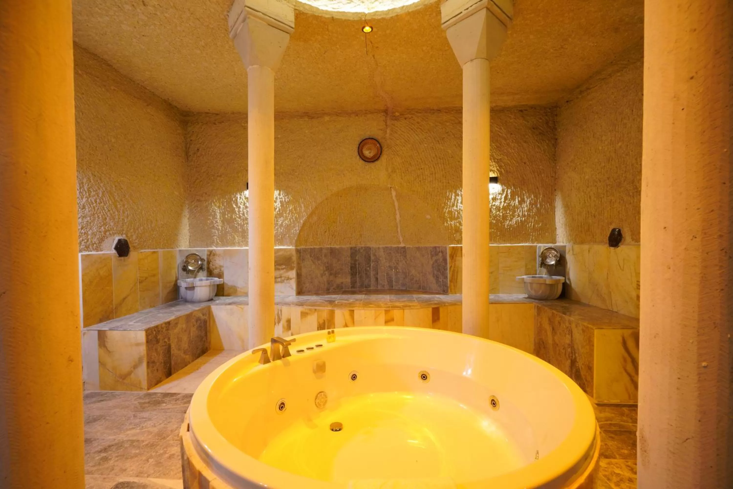 Hot Tub in Shoestring Cave House