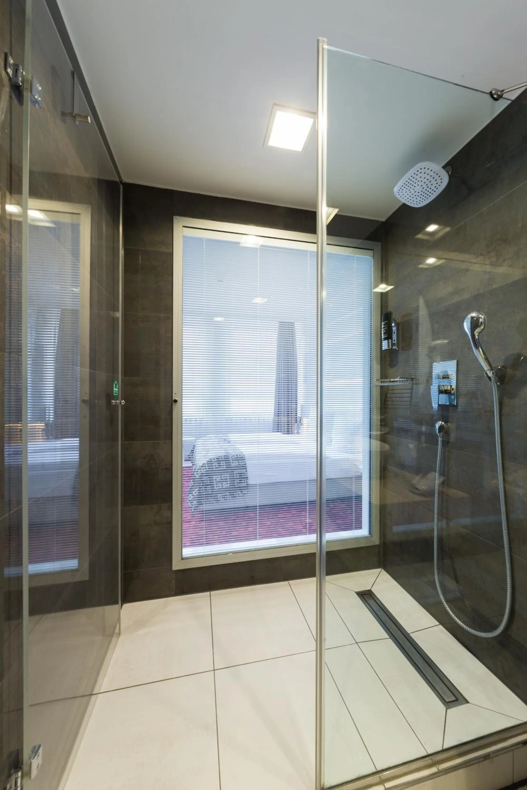 Shower in Hotel Bayer's