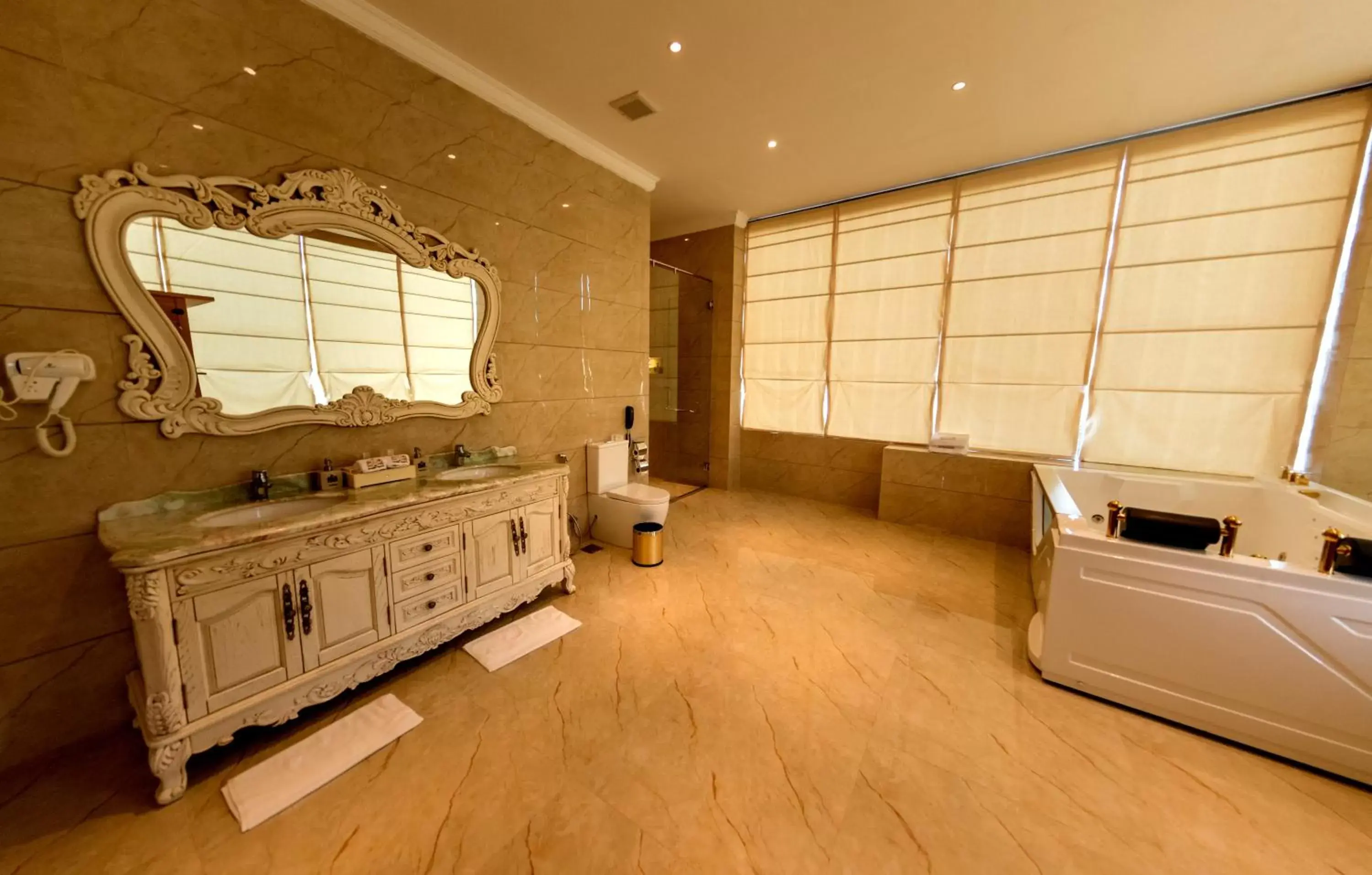 Bathroom, Kitchen/Kitchenette in The Golden Crown Hotel