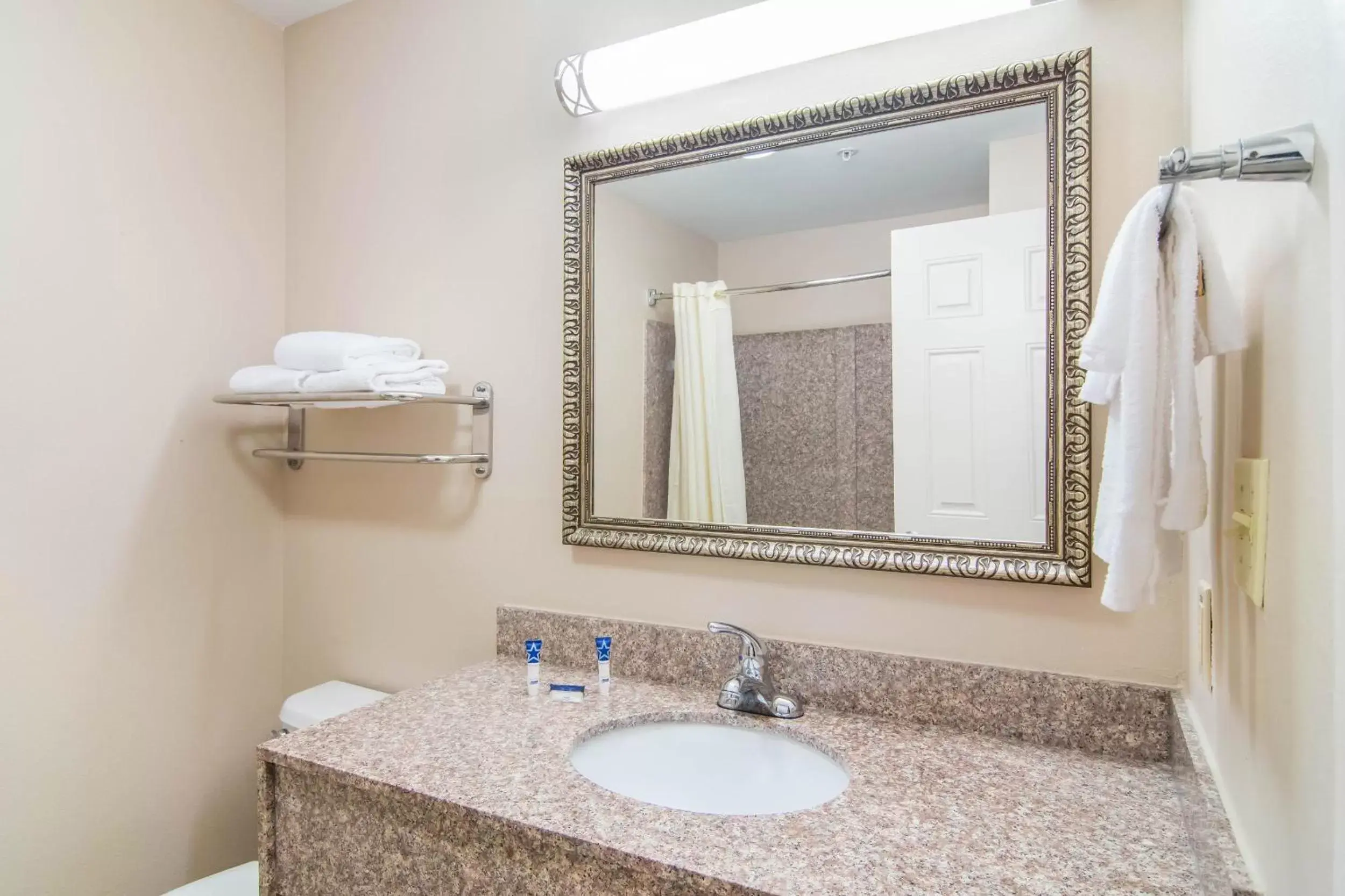 Bathroom in Americas Best Value Inn - Mableton