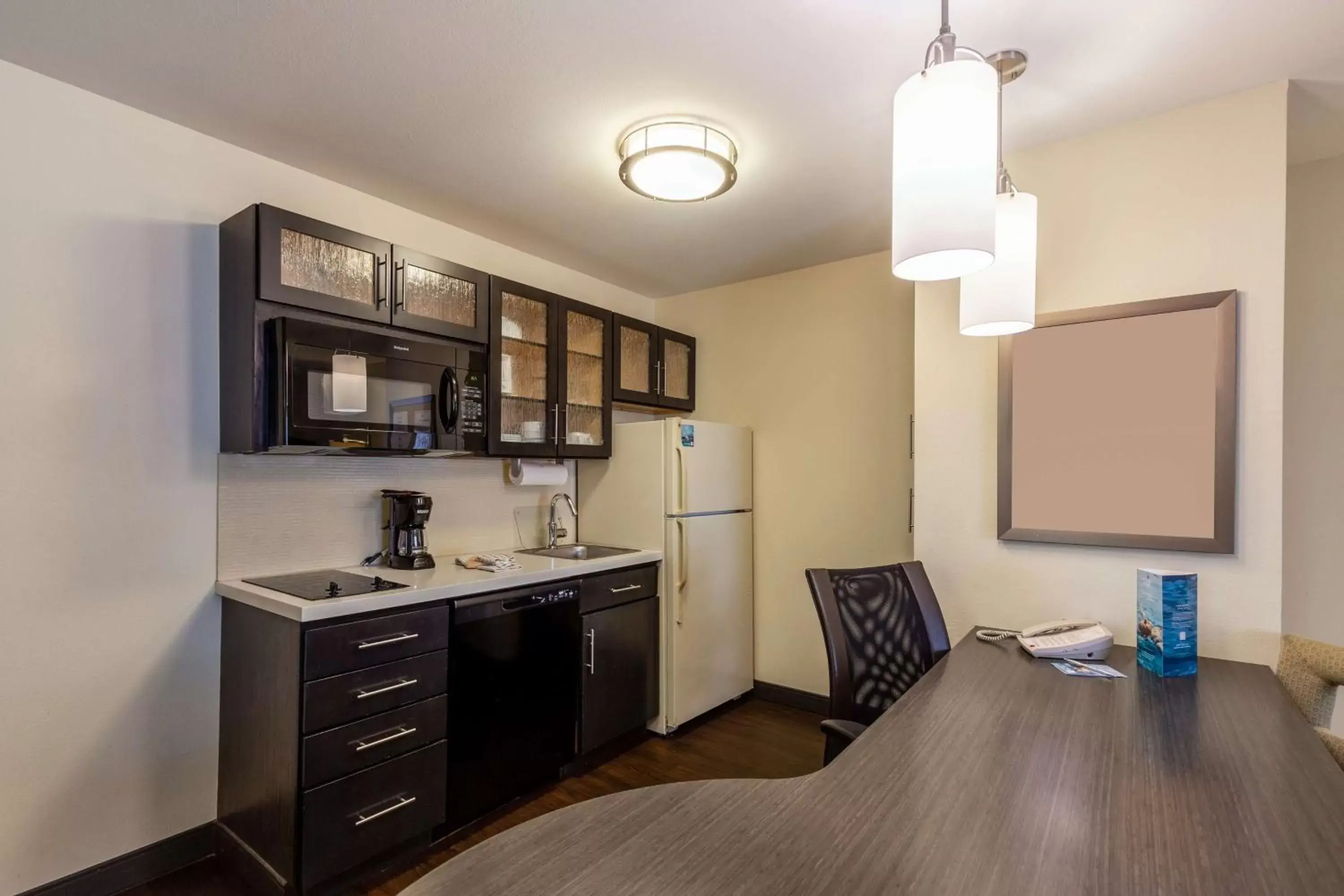 Photo of the whole room, Kitchen/Kitchenette in Sonesta Simply Suites St Louis Earth City