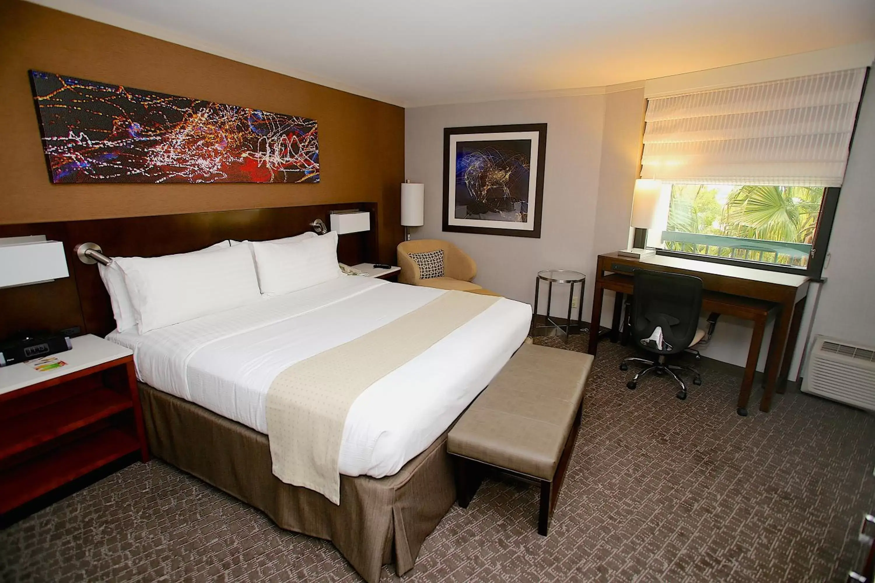 Bed in Holiday Inn Long Beach - Airport, an IHG Hotel