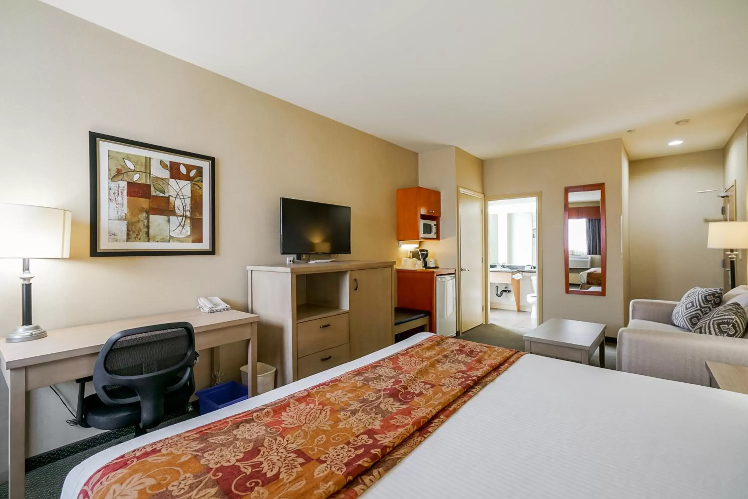 Photo of the whole room, TV/Entertainment Center in Best Western Peace Arch Inn