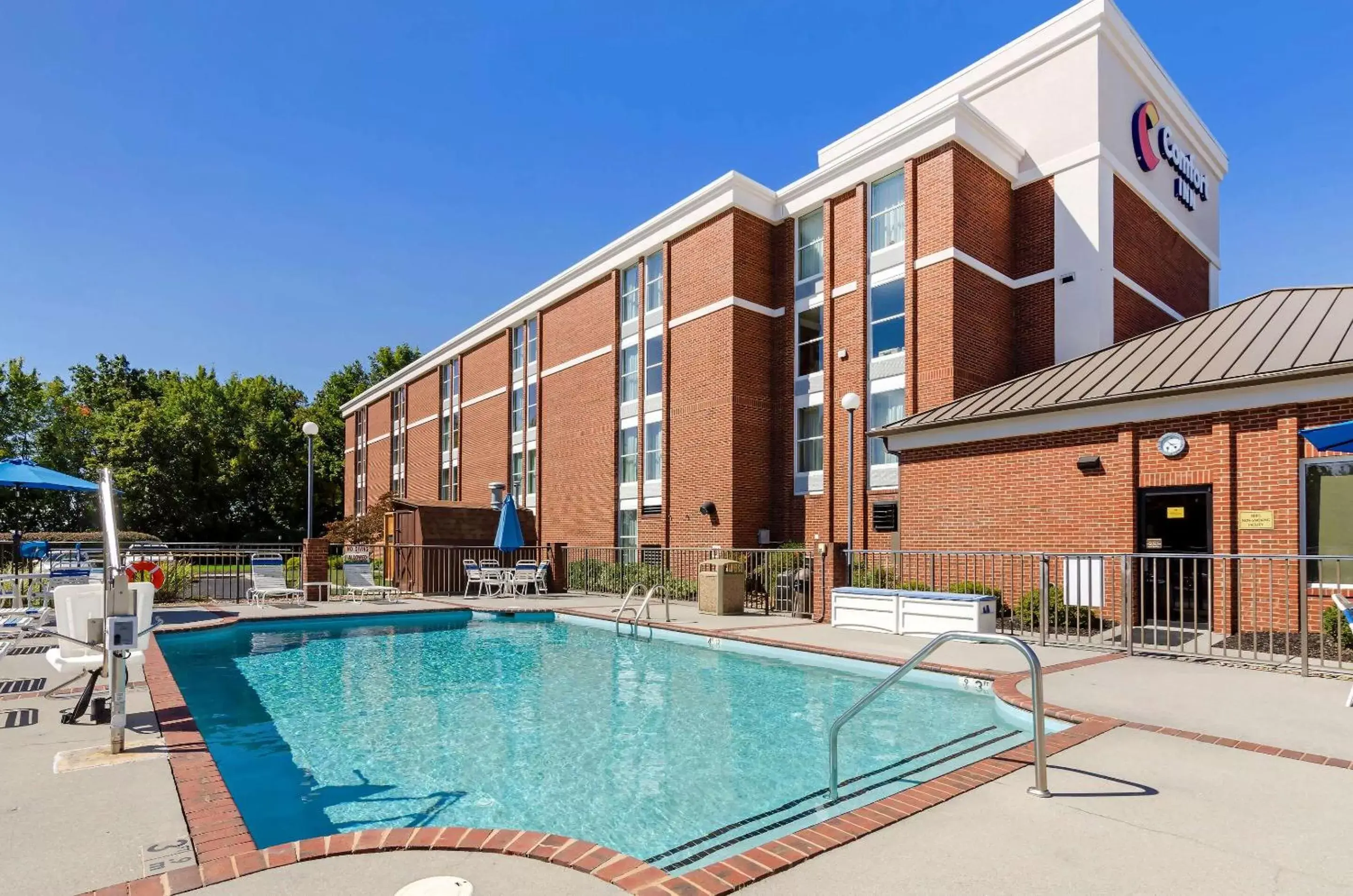 Swimming pool, Property Building in Comfort Inn Blacksburg University Area