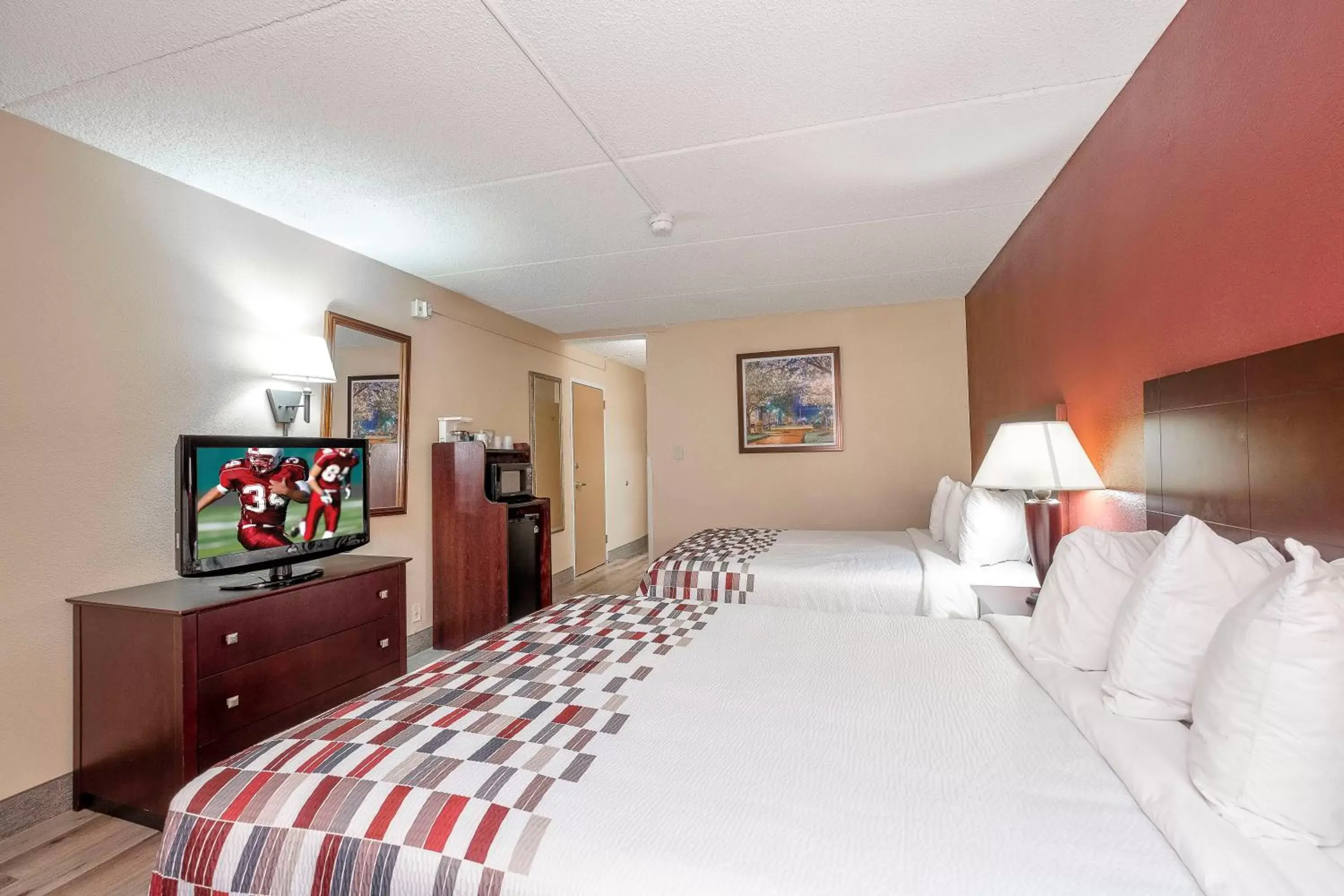 Photo of the whole room, Bed in Red Roof Inn & Suites Macon