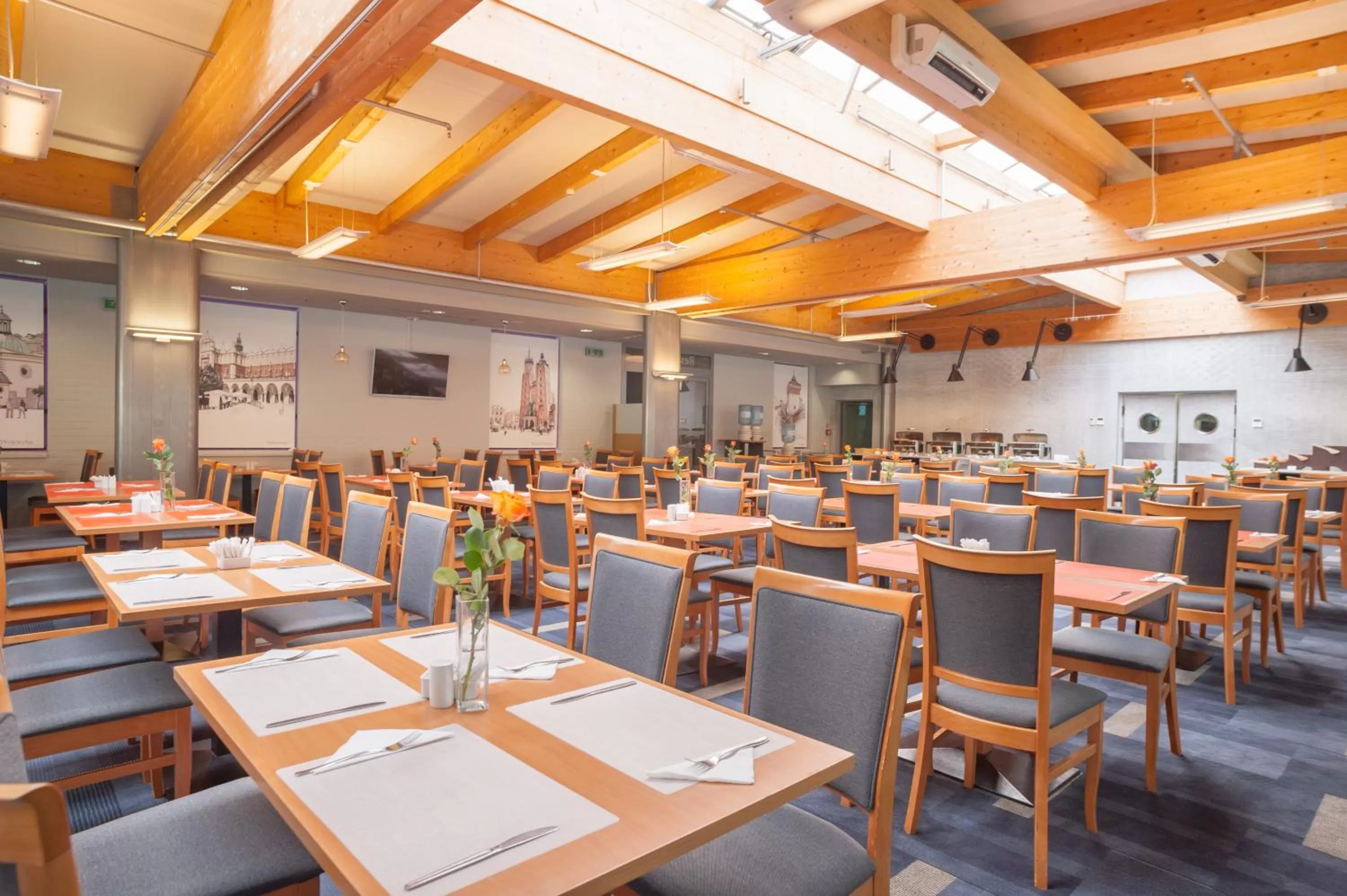 Restaurant/places to eat in Express Kraków Hotel