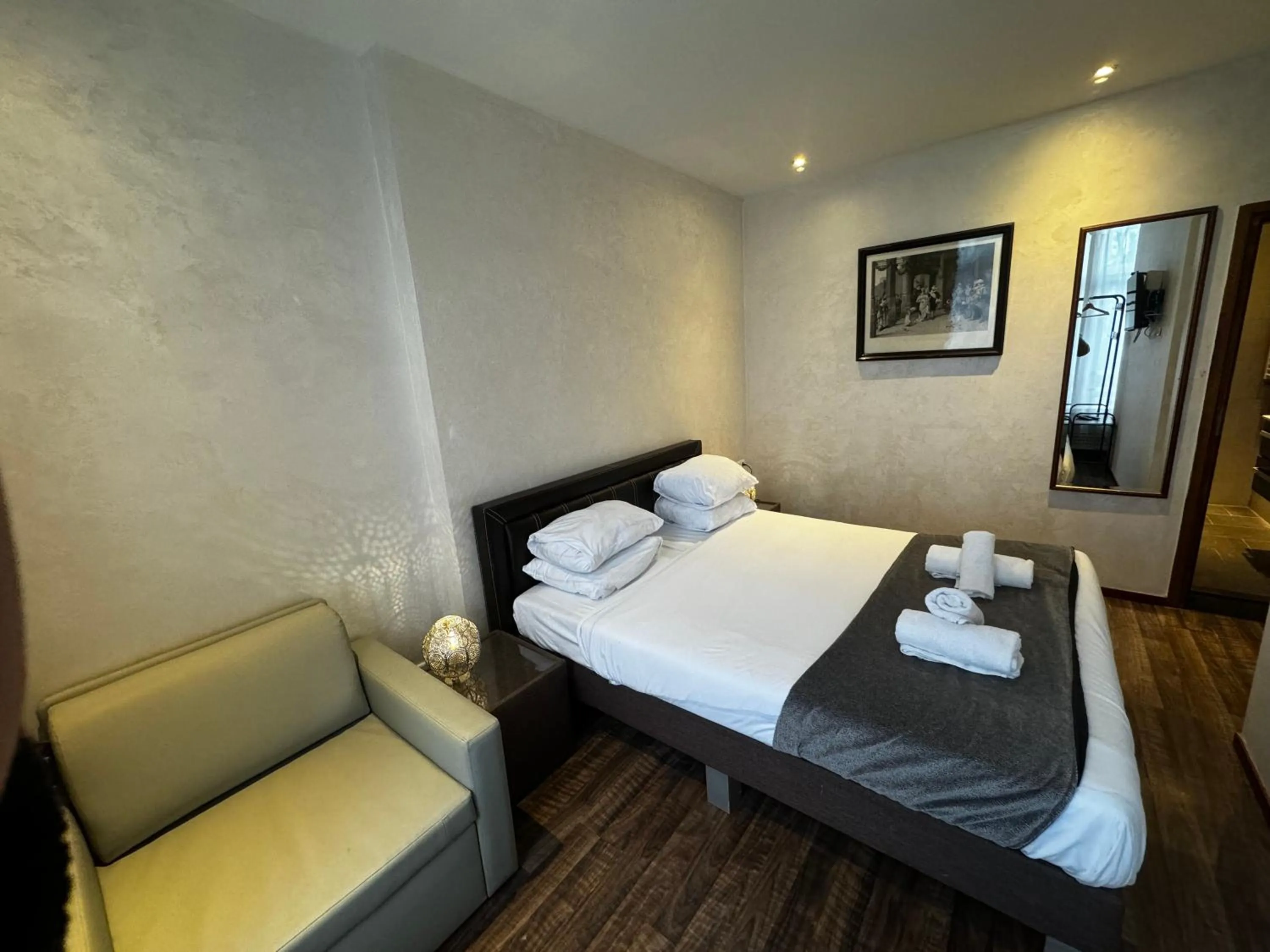 Bedroom, Bed in Hotel La Belle Vue