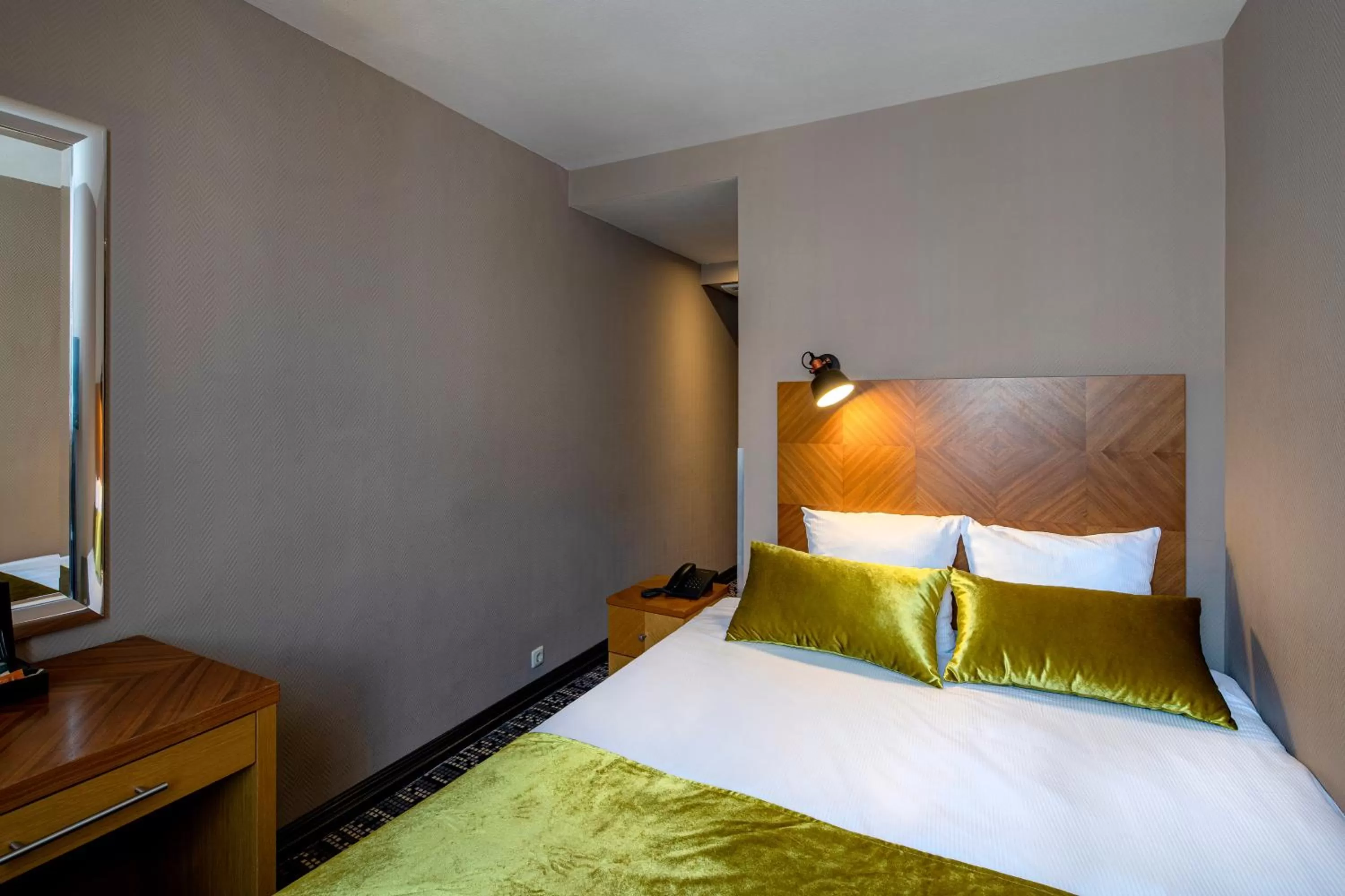 Toilet, Bed in The Alfred Hotel