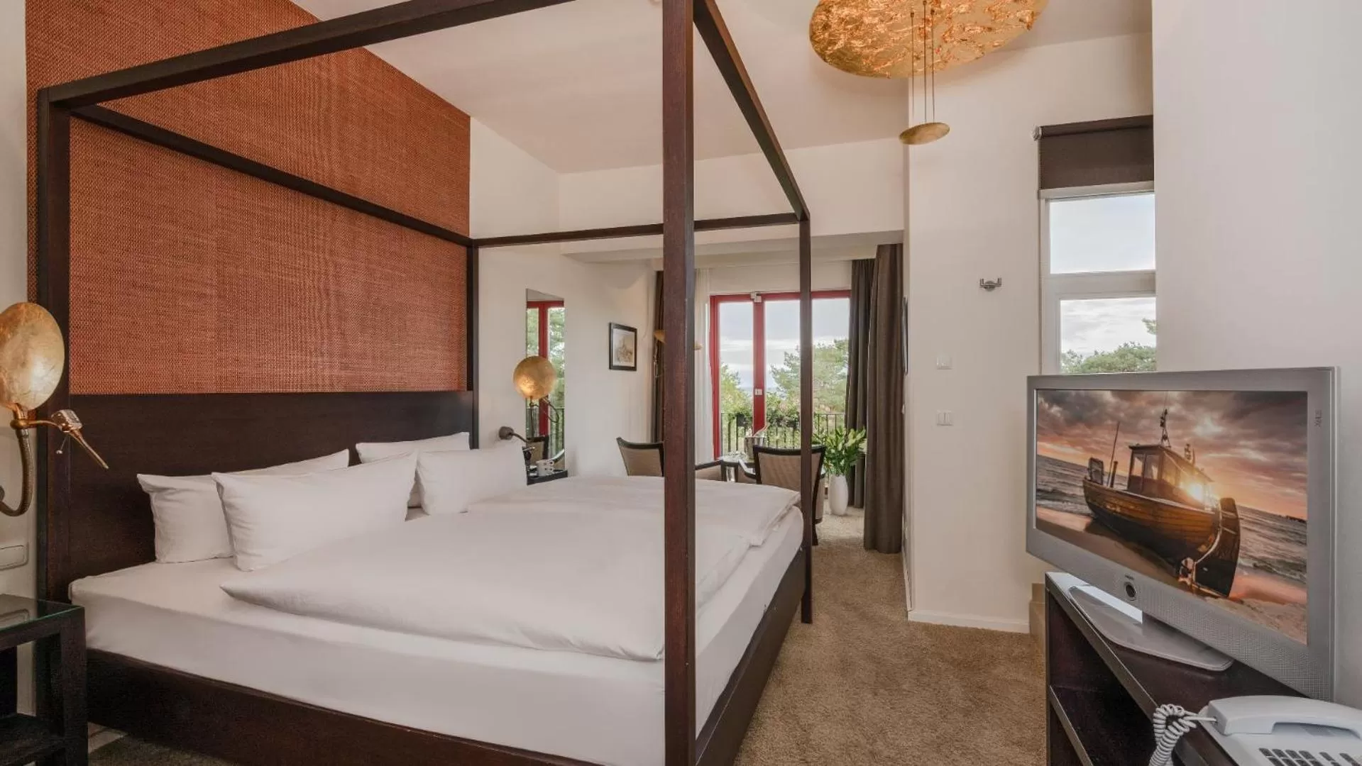 Photo of the whole room, Bed in Strandhotel Heringsdorf mit Soleaußenpool 30 Grad