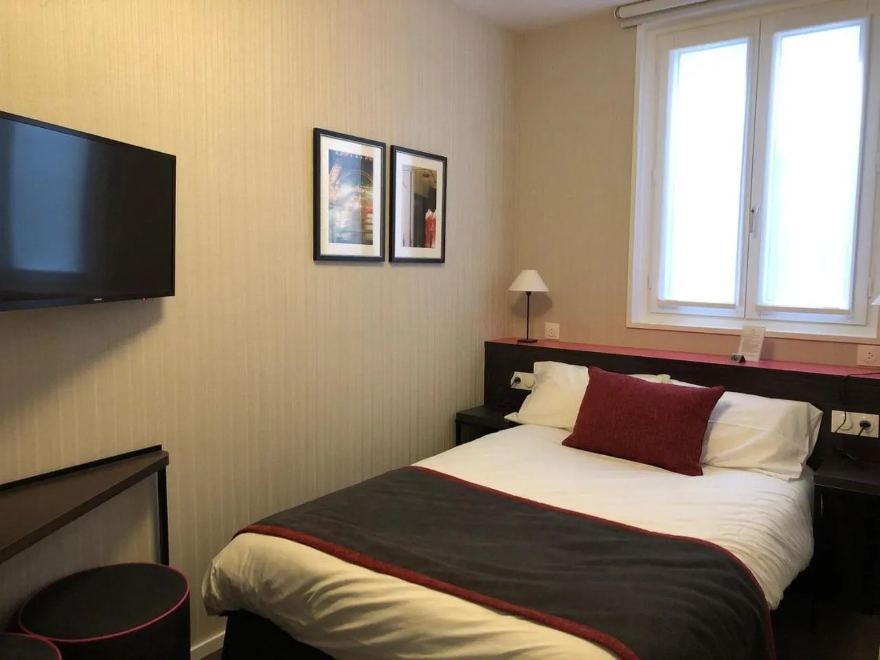 Bed in Hôtel Charing Cross