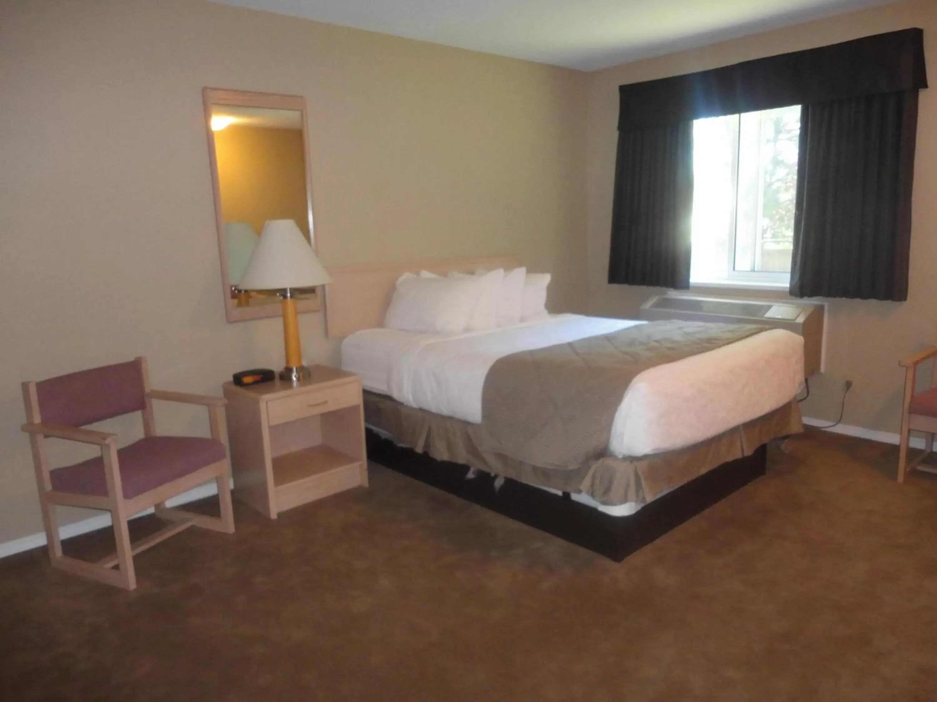 Queen Room - Disability Access - Non-Smoking in Super 8 by Wyndham West Kelowna BC