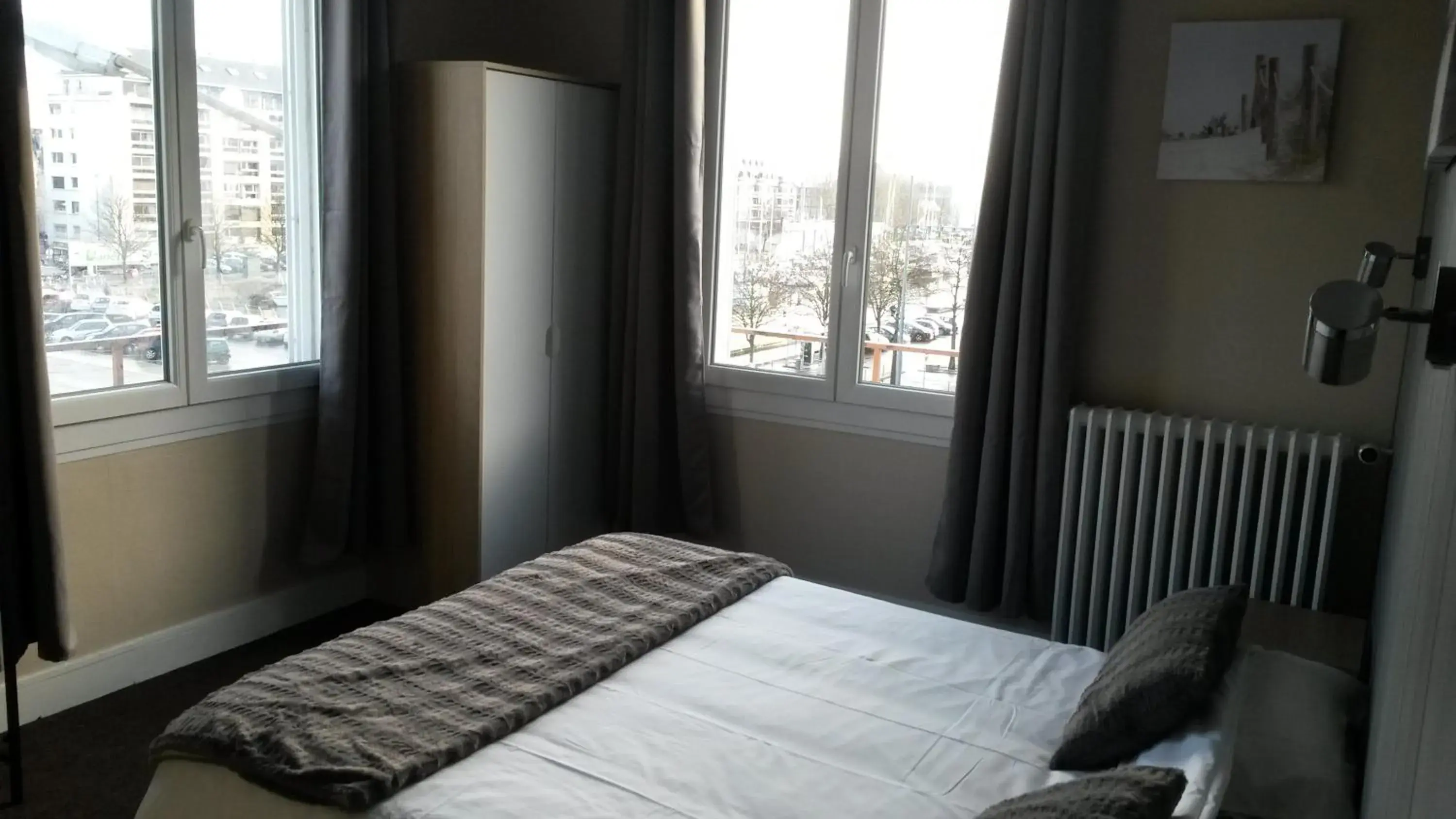 Photo of the whole room, Bed in Hotel De l'Univers