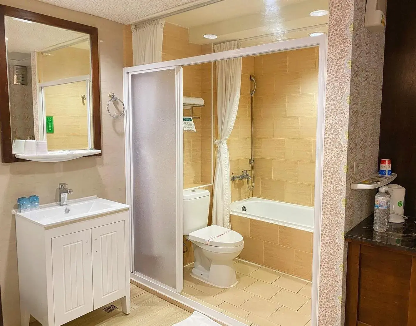 Shower, Bathroom in Seed Hotel