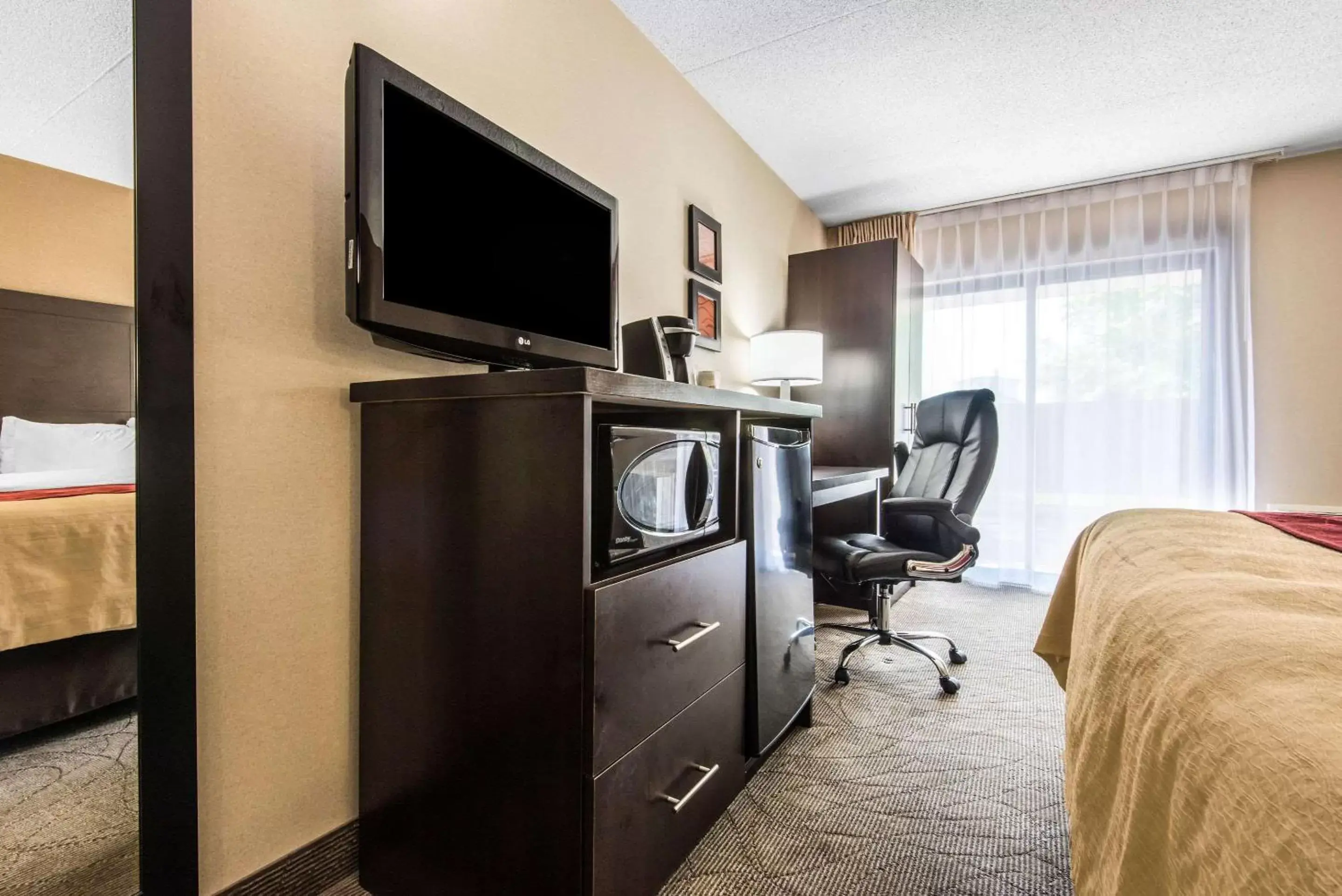 Photo of the whole room, TV/Entertainment Center in Comfort Inn Owen Sound