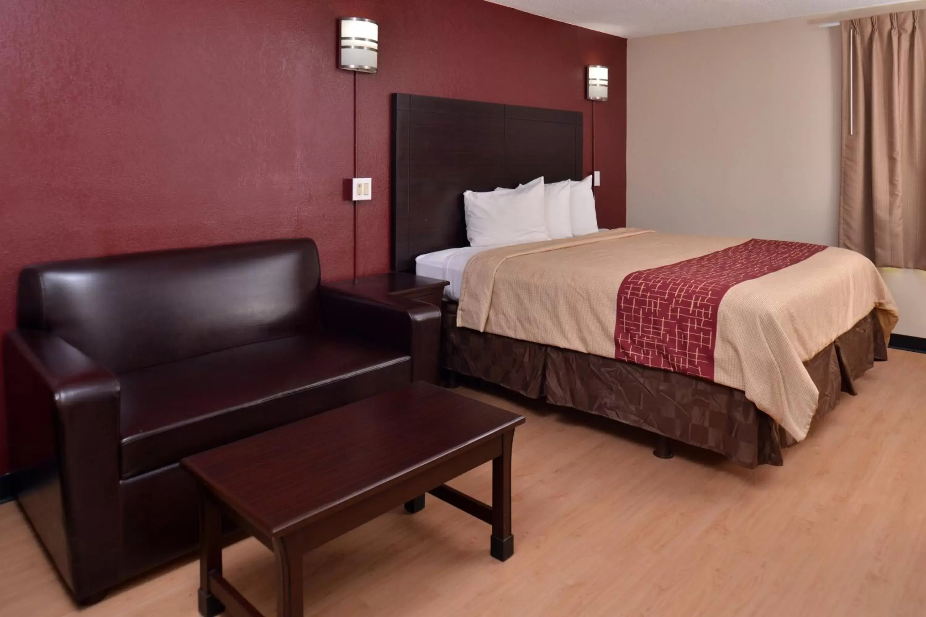 Photo of the whole room, Bed in Red Roof Inn Van Horn