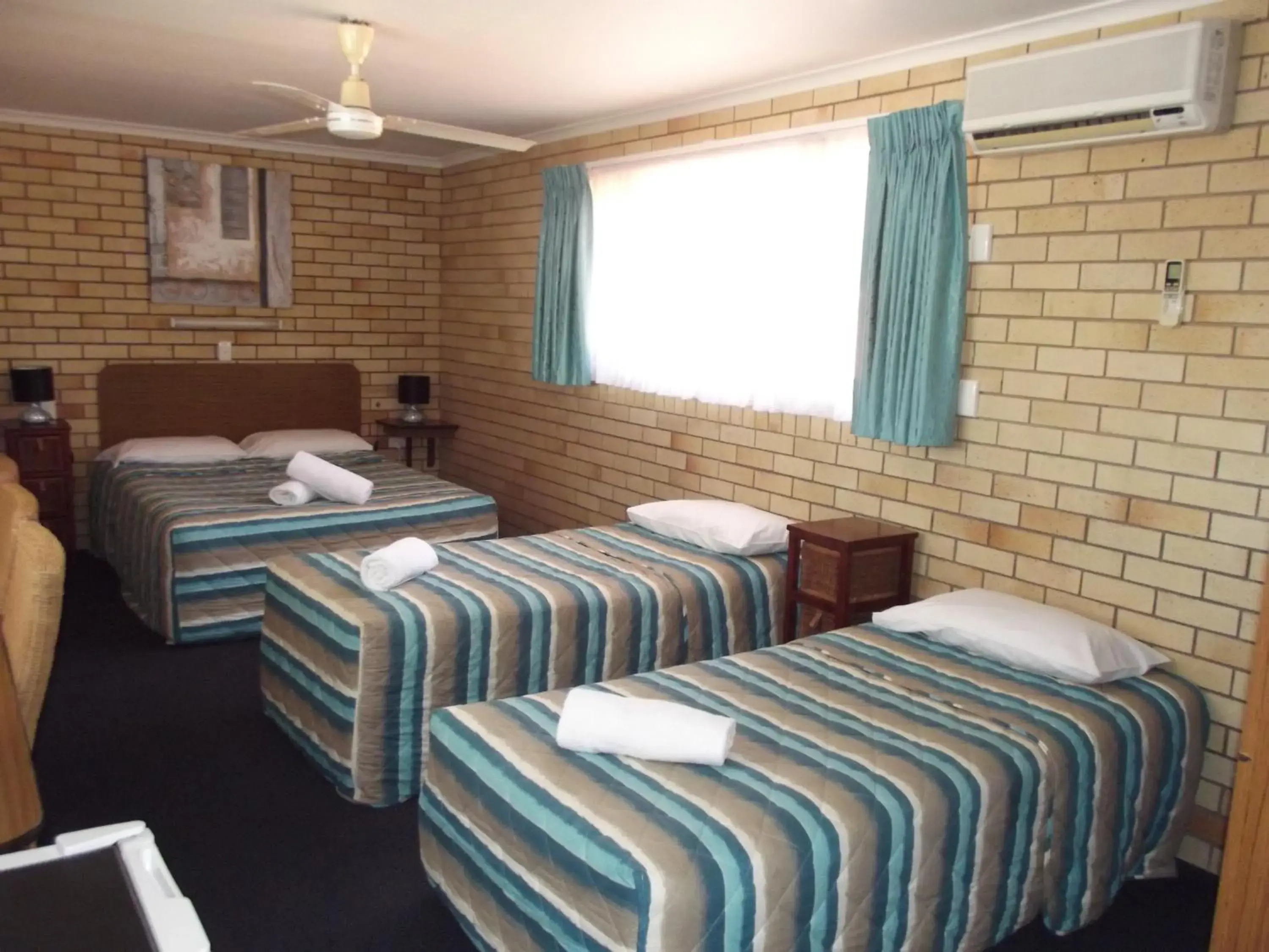 Quadruple Room in Bridge Street Motor Inn Quadruple Room in Bridge Street Motor Inn