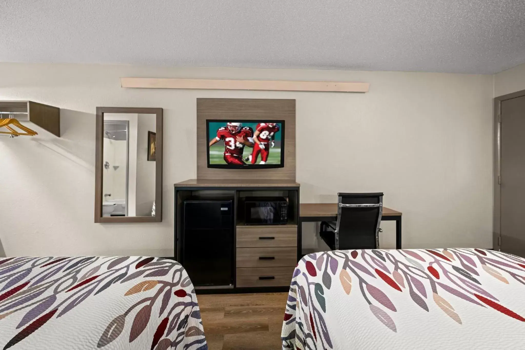 Photo of the whole room, TV/Entertainment Center in Red Roof Inn Detroit - Royal Oak/Madison Heights