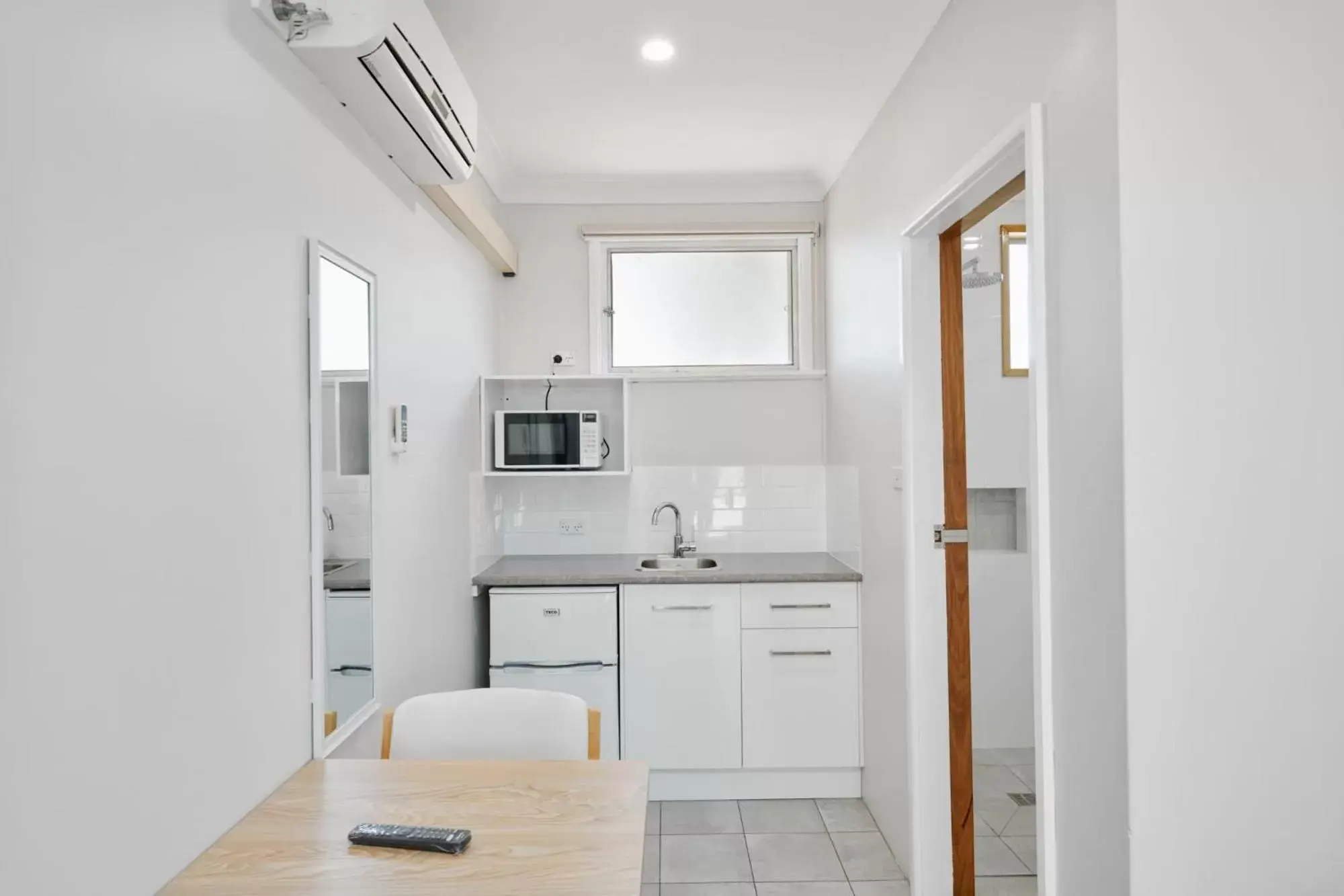 Kitchen/Kitchenette in Wingham Motel