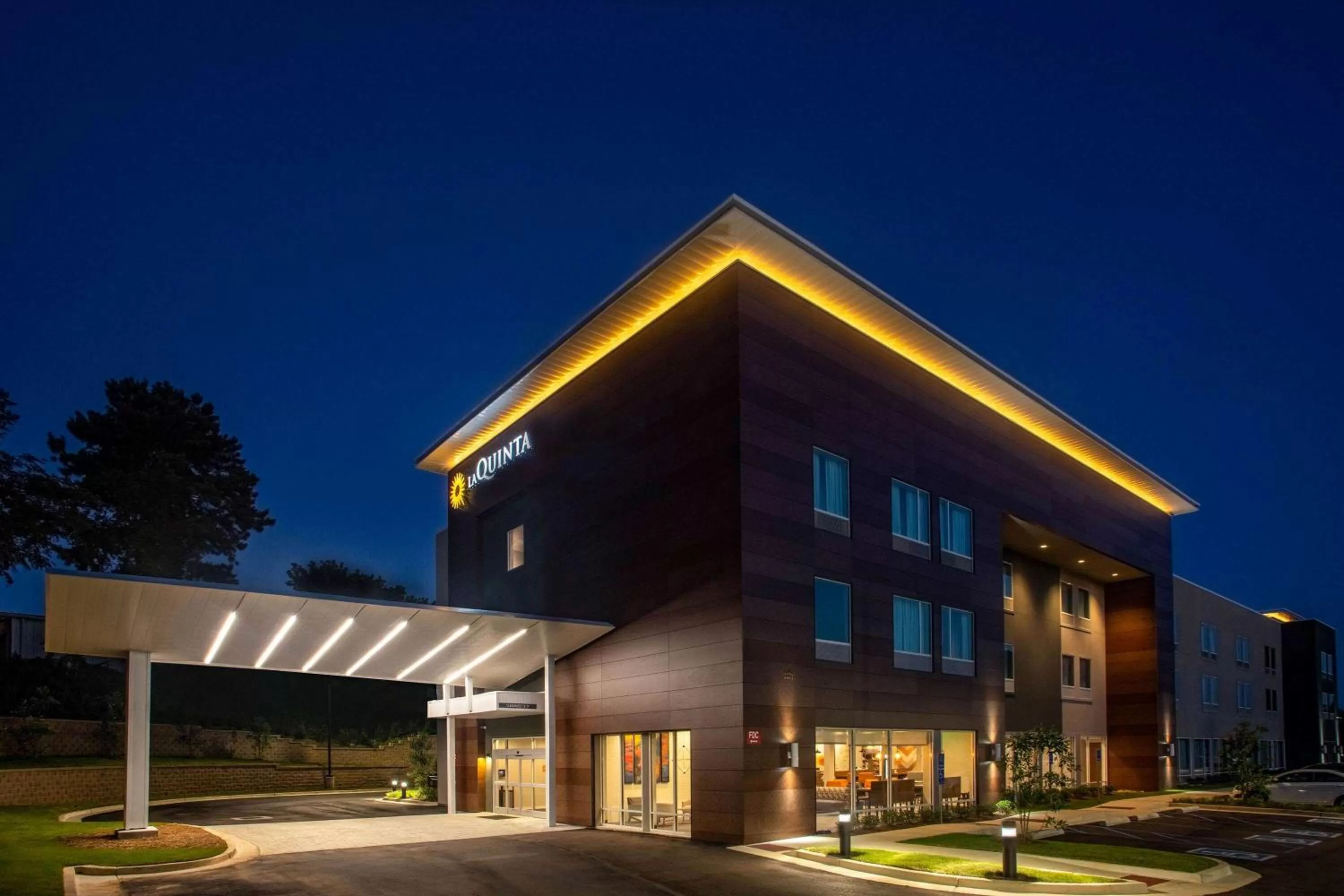 Property building in La Quinta Inn & Suites by Wyndham Oxford