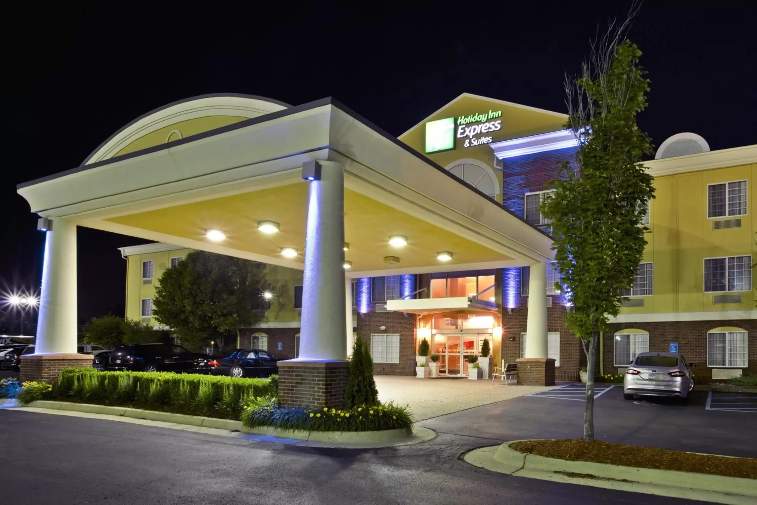 Property Building in Holiday Inn Express Hotel & Suites Woodhaven, an IHG Hotel