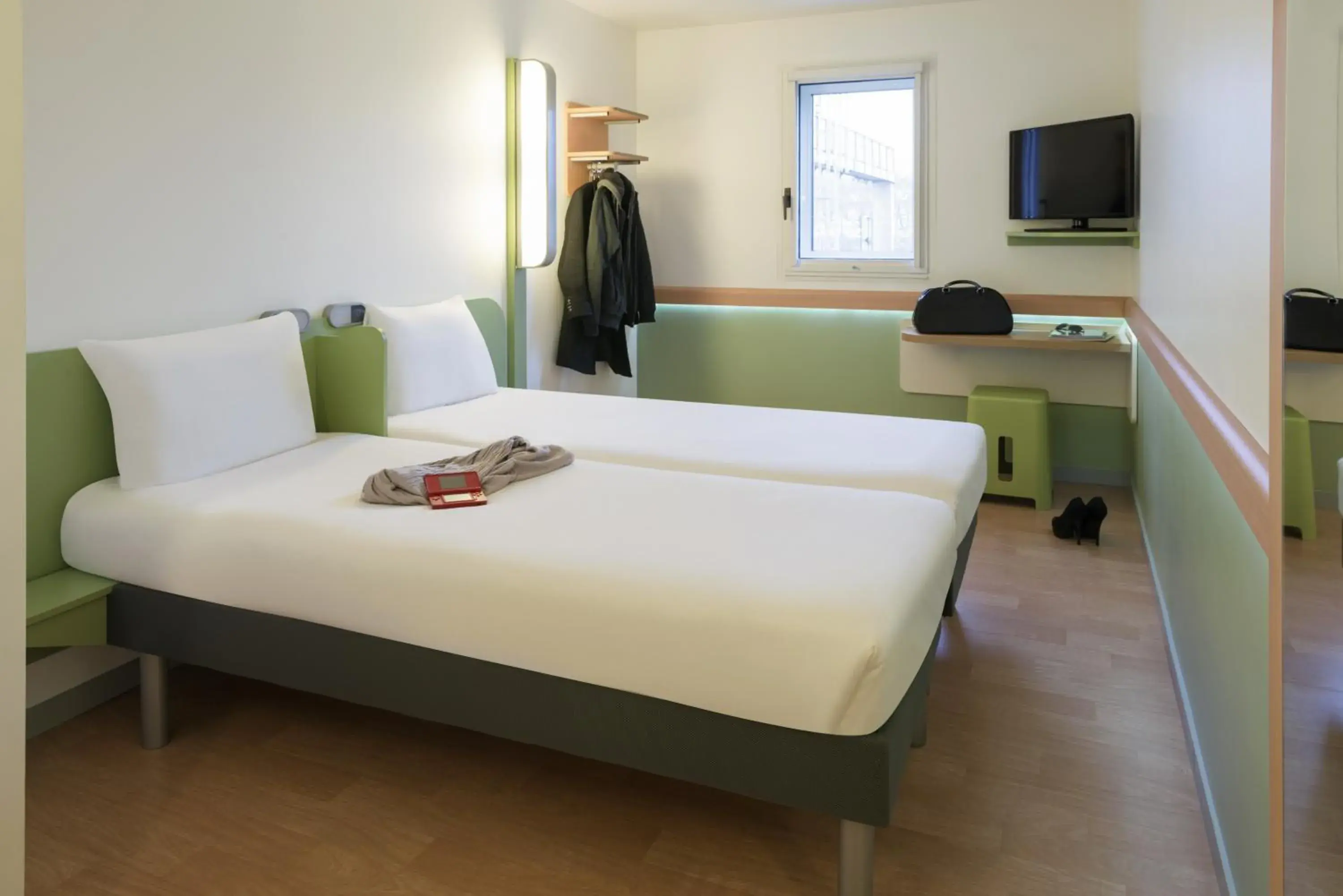 Bedroom, Bed in ibis budget Lyon Confluence