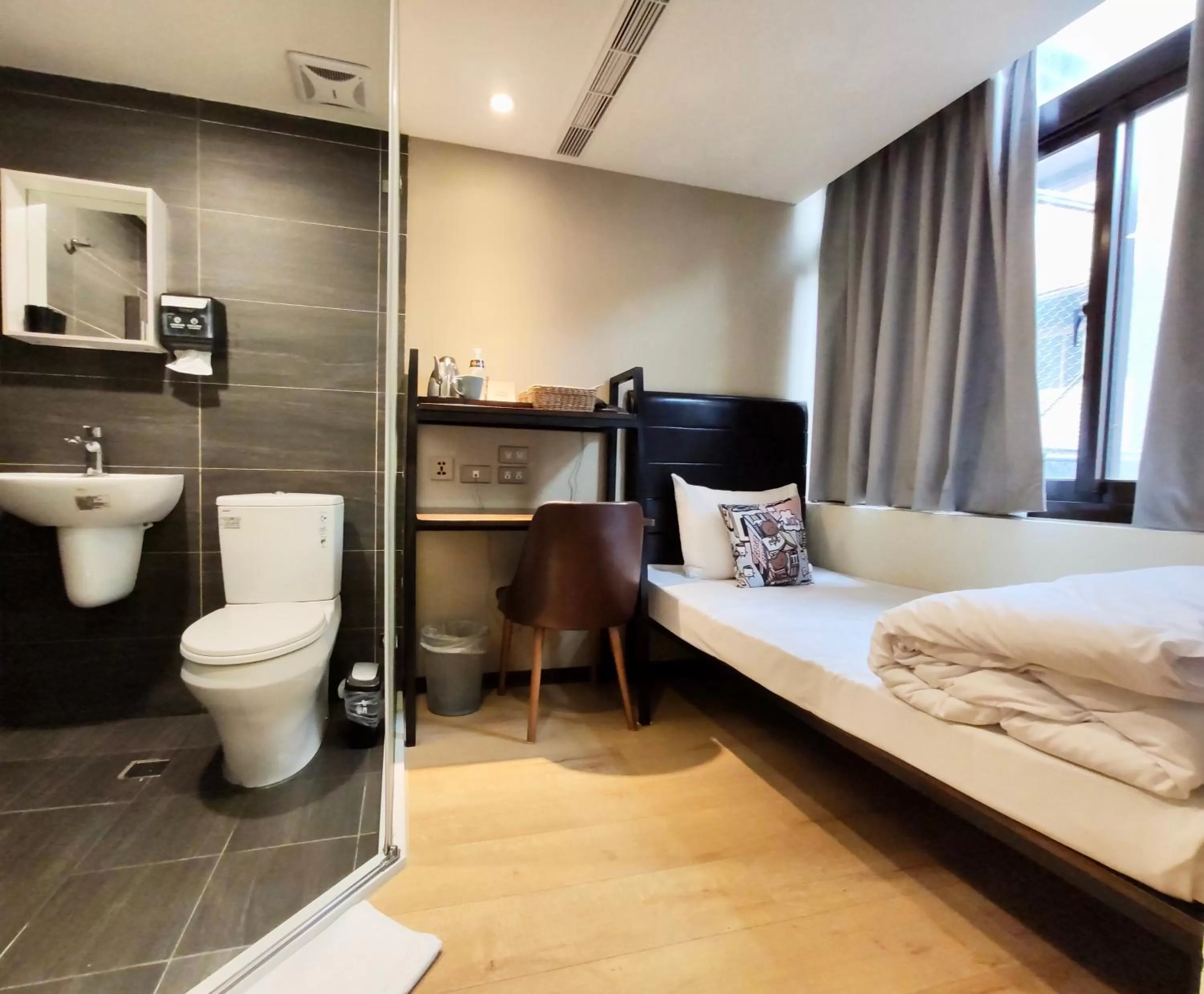 Photo of the whole room, Bed in Just Live Inn-Keelung