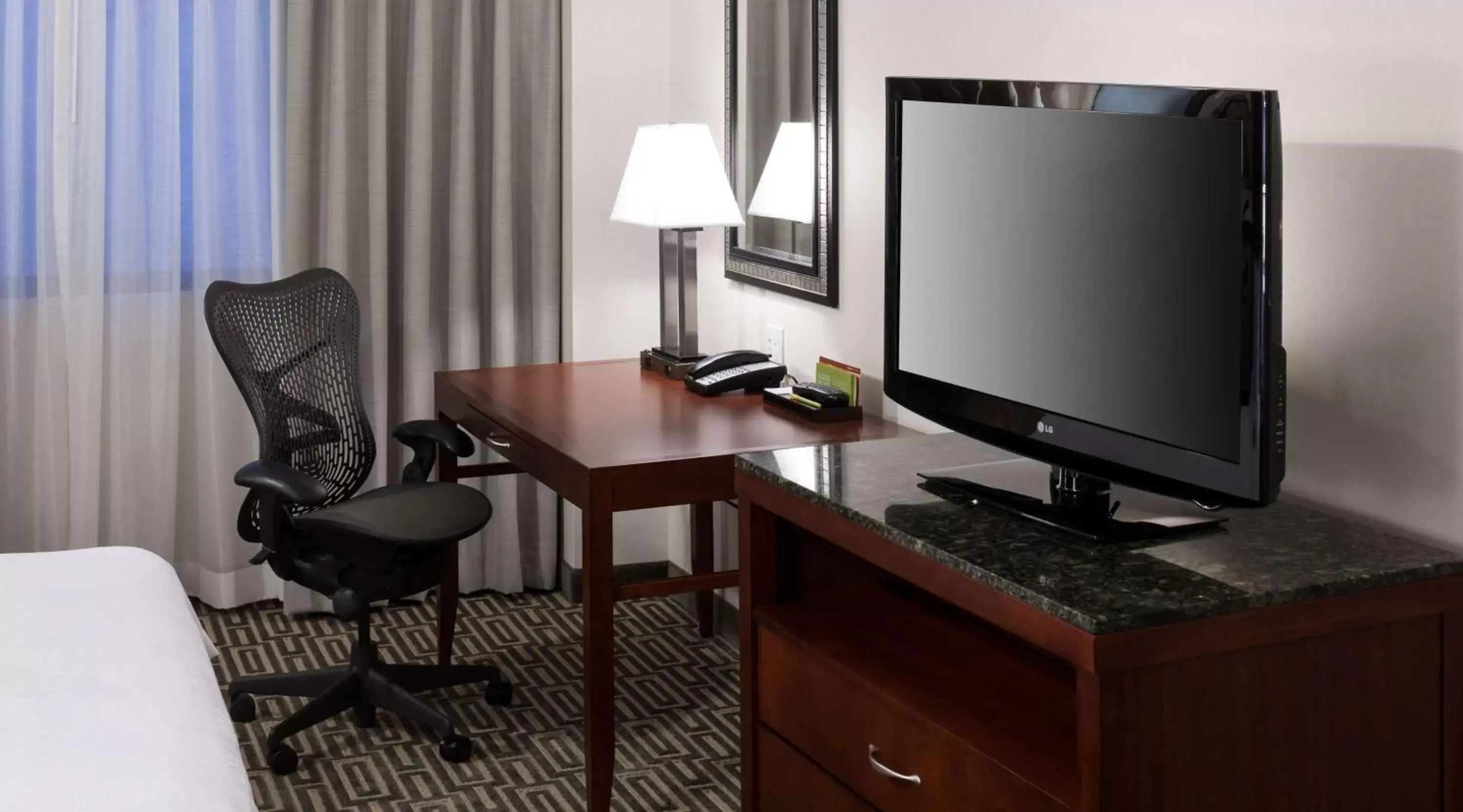 Bed, TV/Entertainment Center in Hilton Garden Inn Denver Downtown