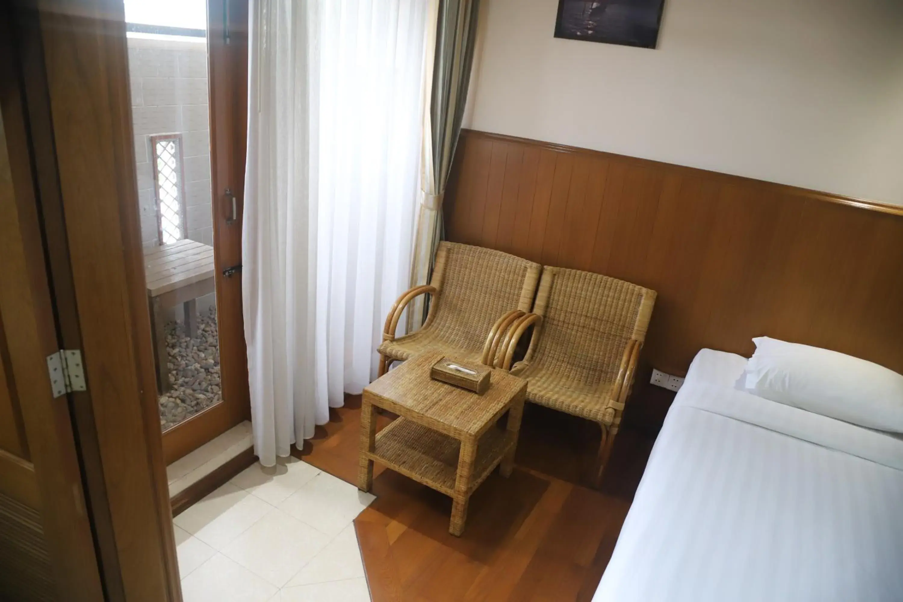 Bed, Seating Area in Hotel Sidney