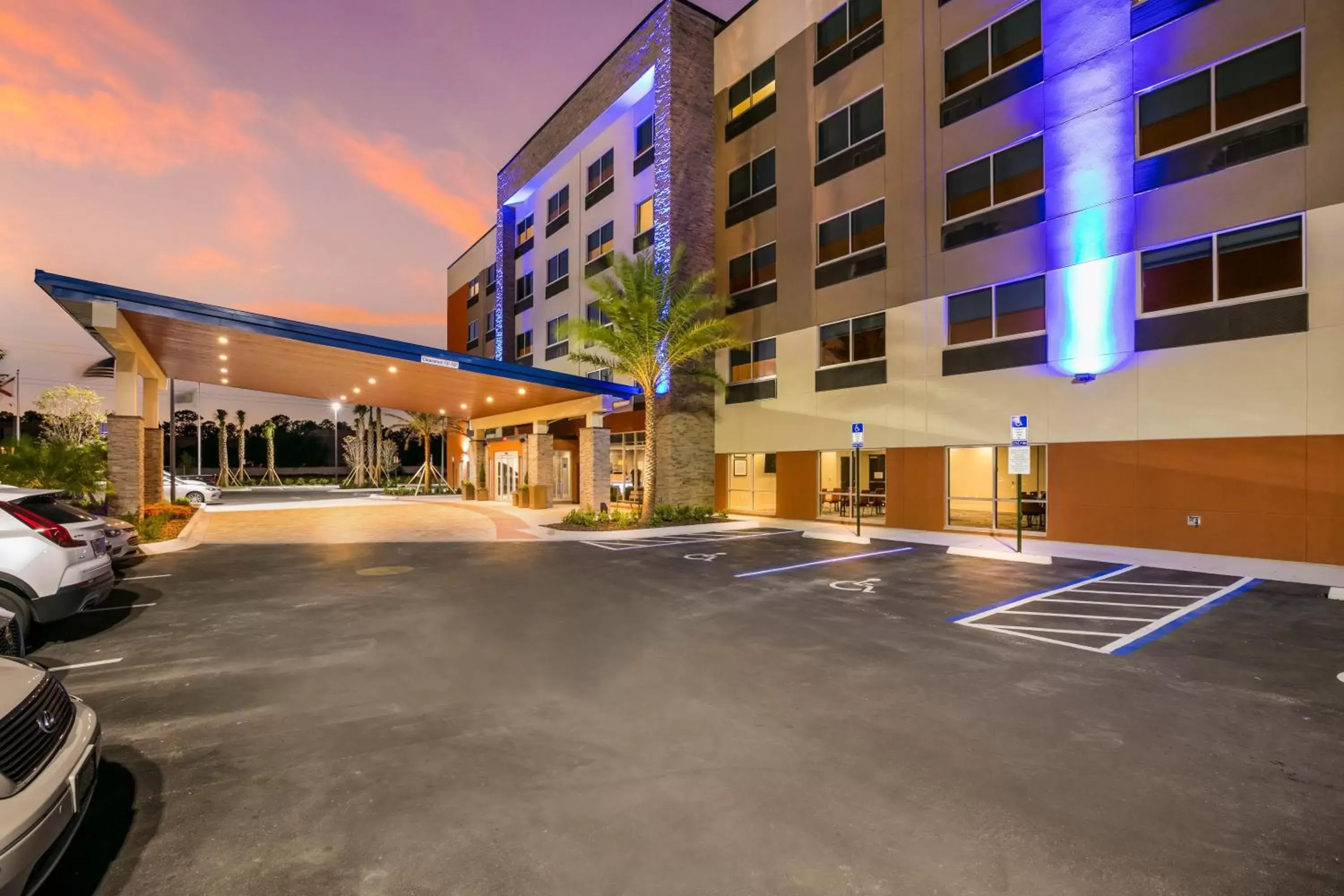 Property building in Holiday Inn Express & Suites Jacksonville - Town Center, an IHG Hotel