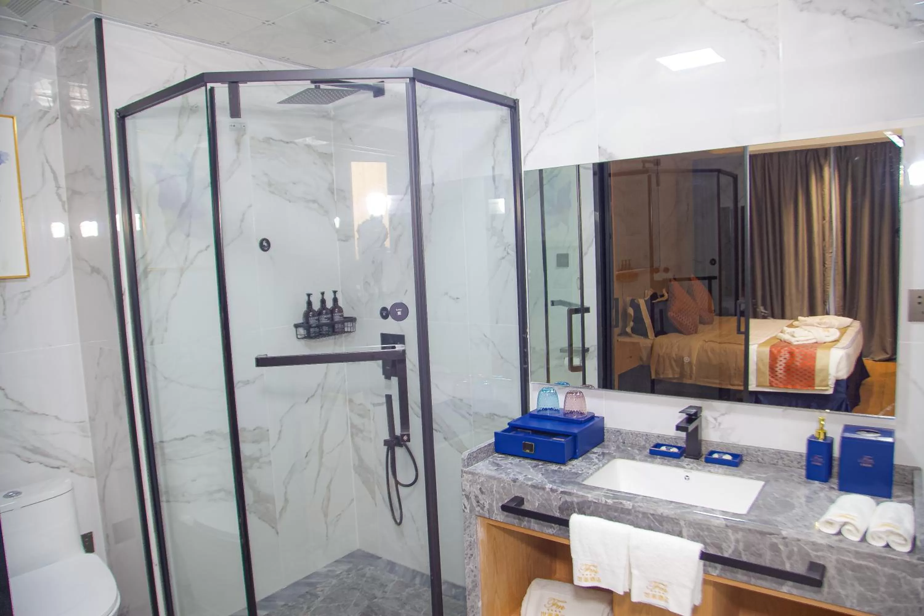 Bathroom in Hôtel FAMILLE MONDIALE