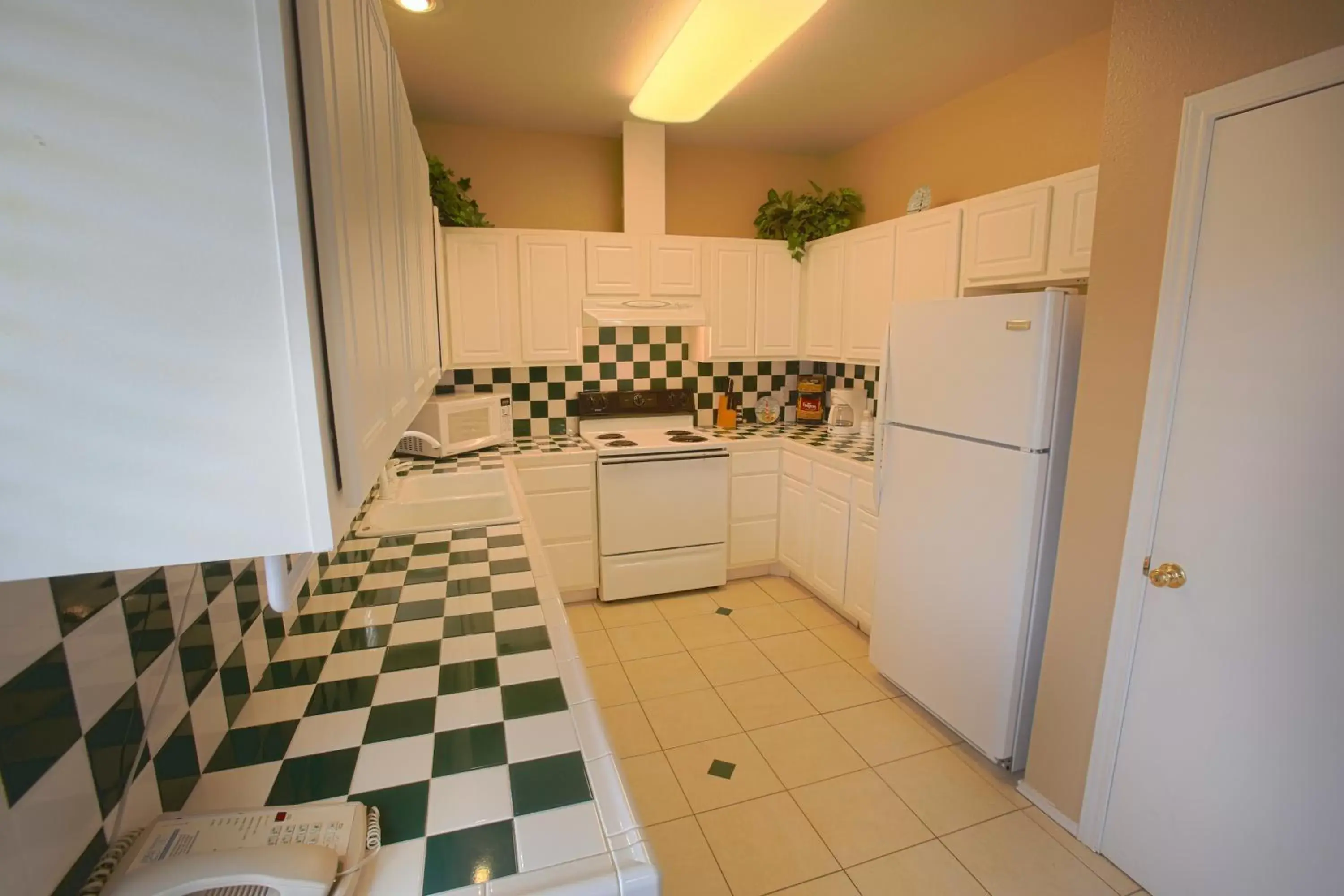 Kitchen or kitchenette in Plantation Suites and Conference Center