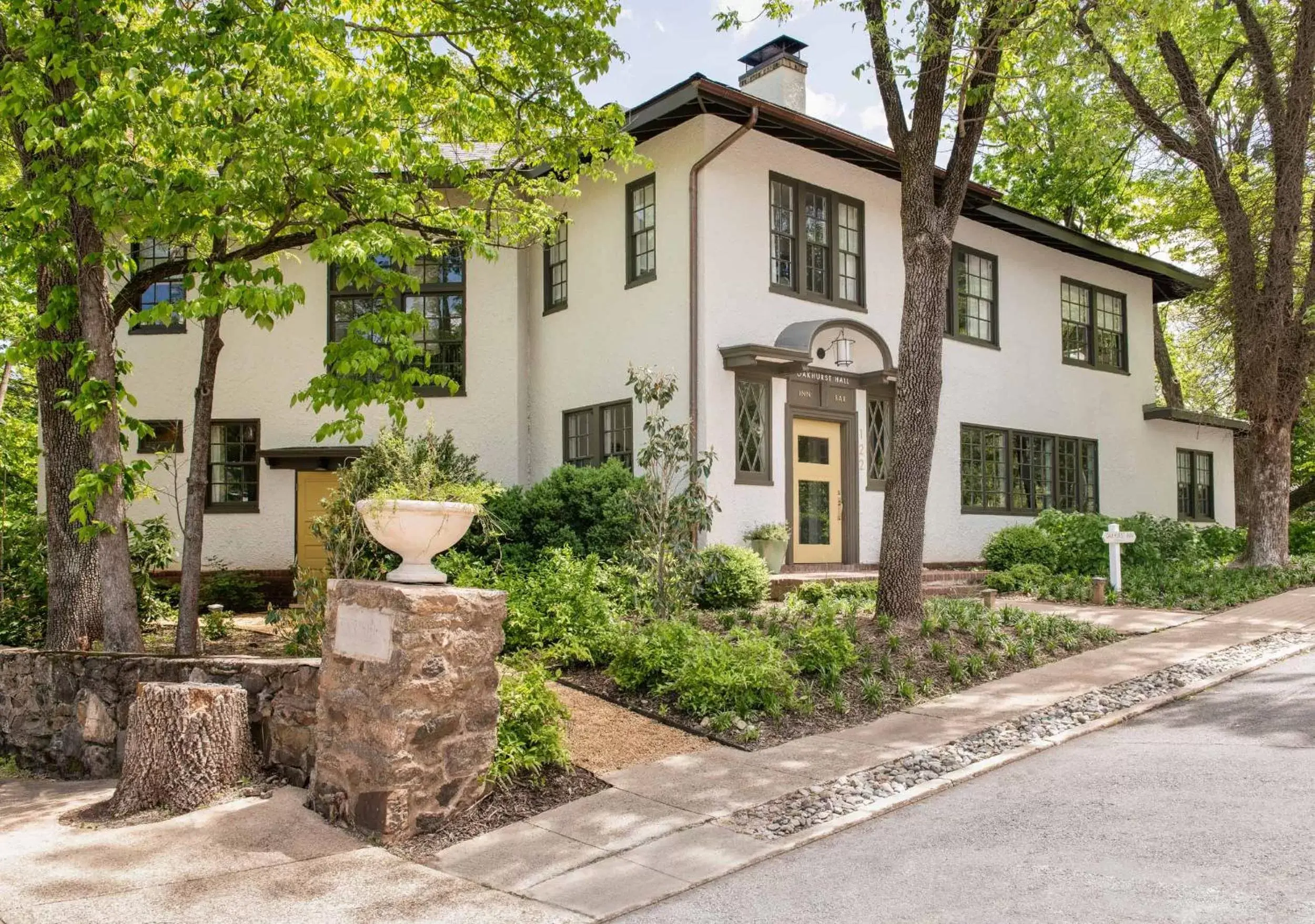 Property Building in Oakhurst Inn