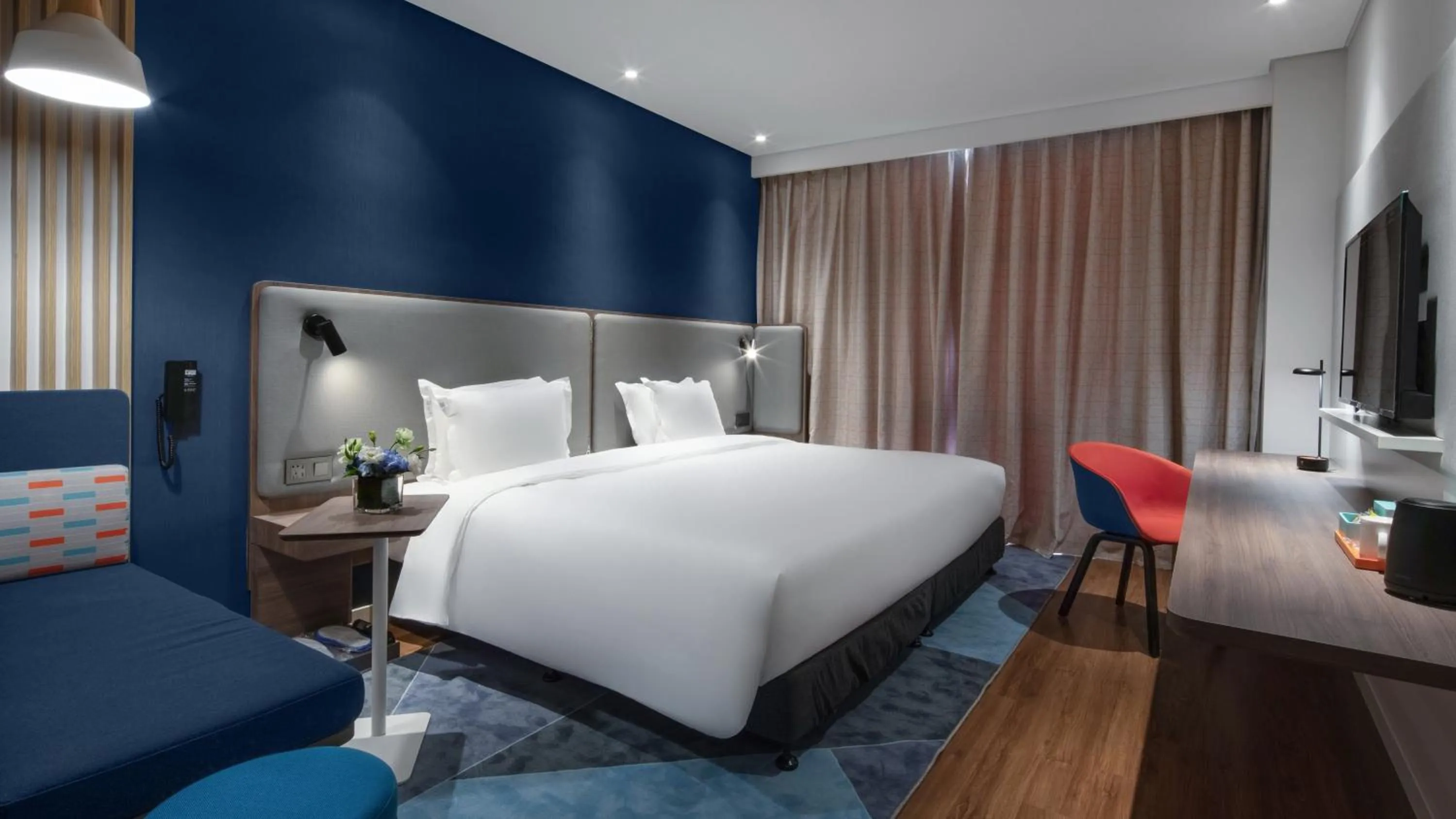 Photo of the whole room, Bed in Holiday Inn Express Shanghai Hongqiao North by IHG