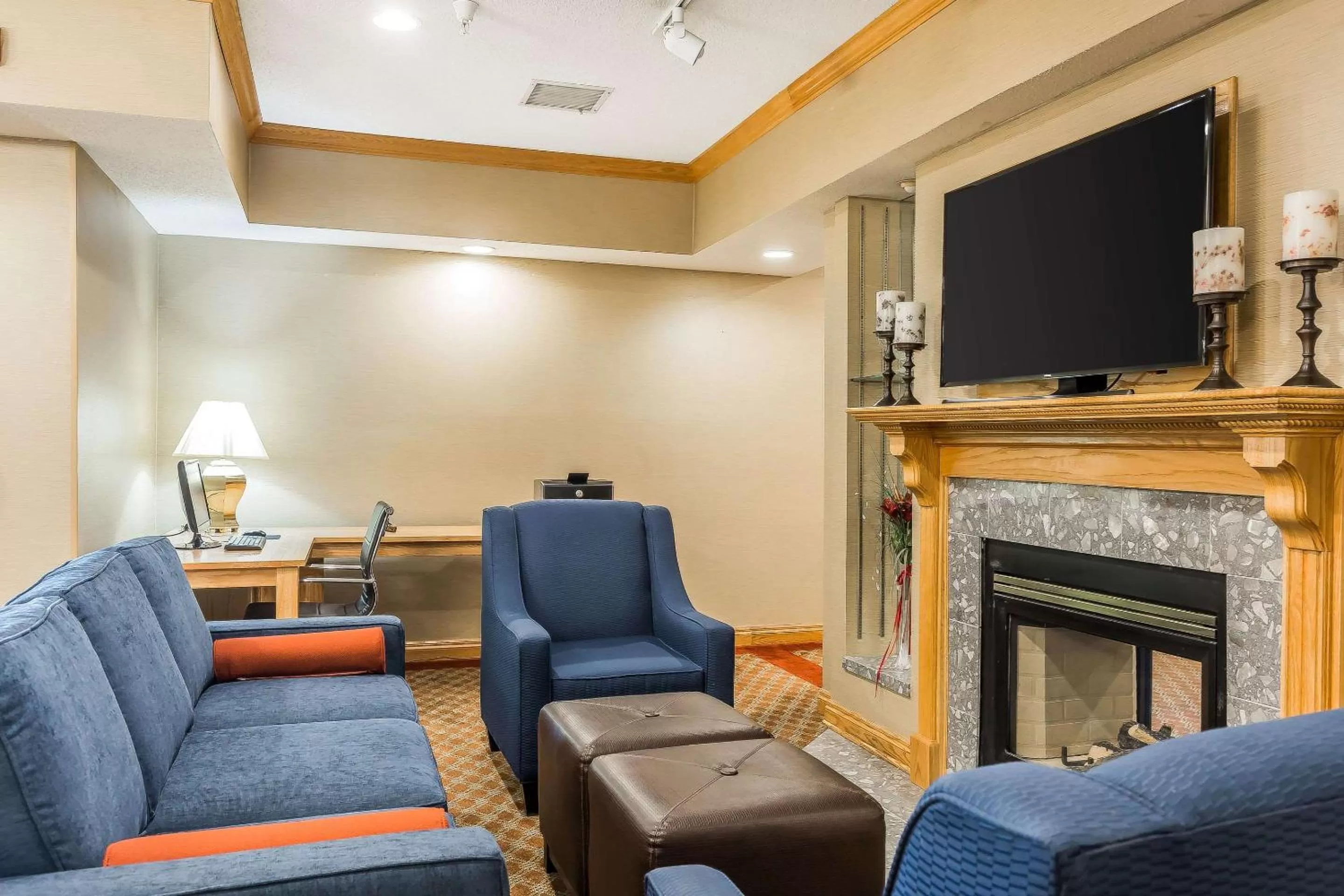 Lobby or reception in Comfort Inn & Suites Mishawaka-South Bend