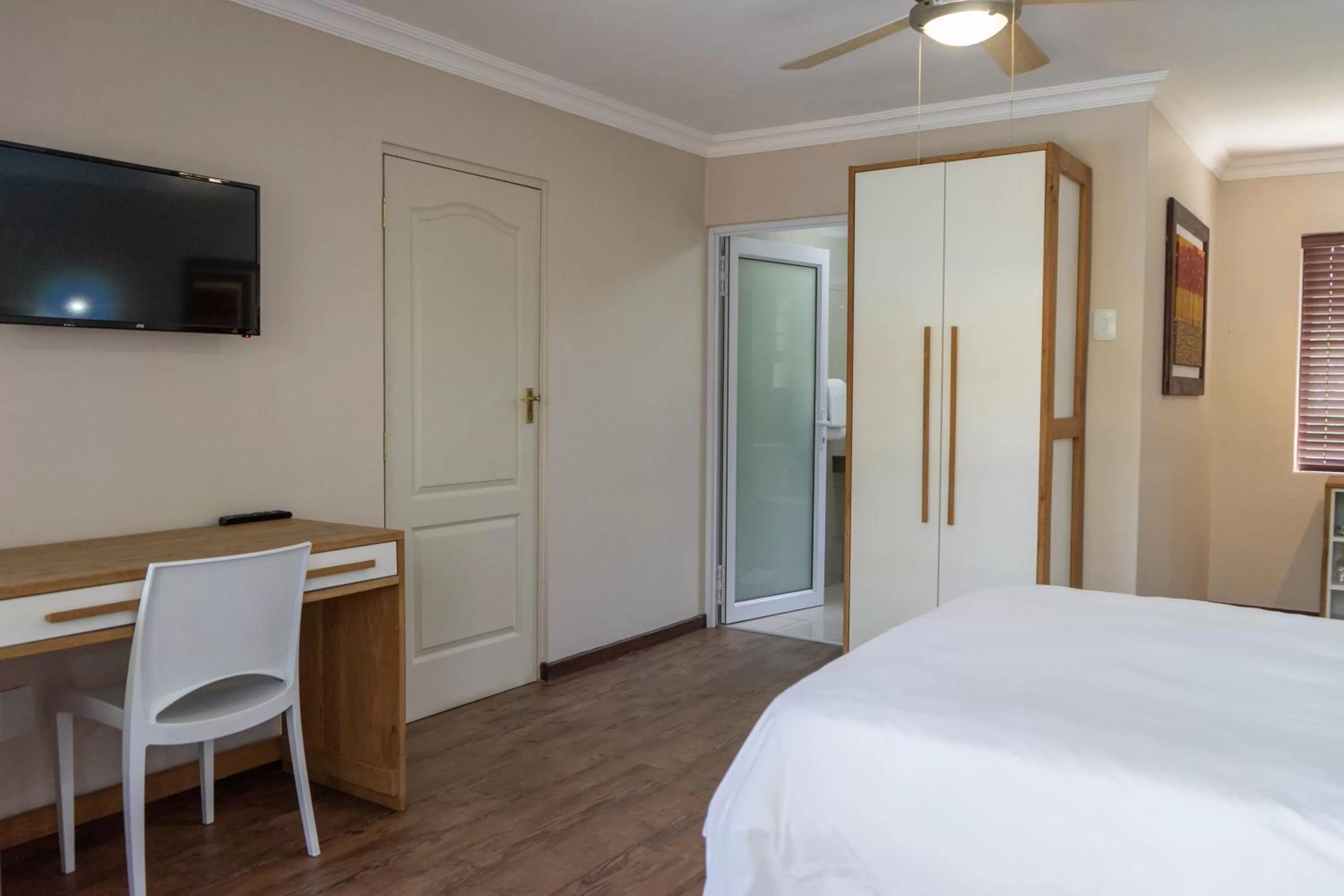 Photo of the whole room, Bed in Loerie Guest Lodge