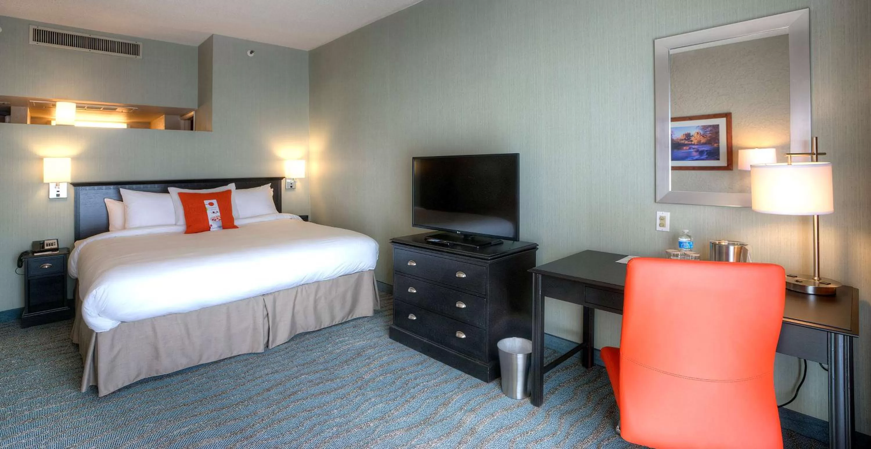 Bedroom, Bed in DoubleTree by Hilton Phoenix North
