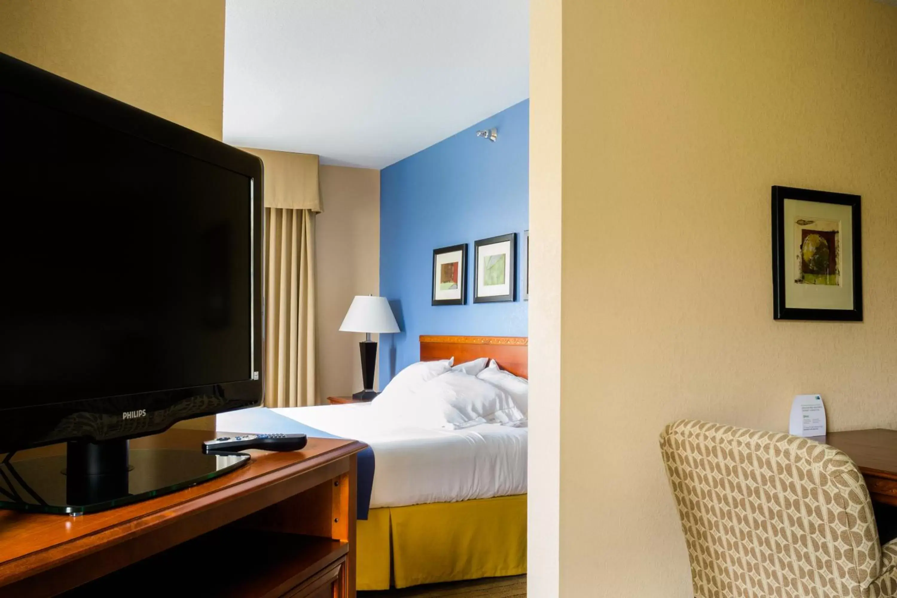 Bed in Holiday Inn Express Hotel & Suites Acme-Traverse City, an IHG Hotel