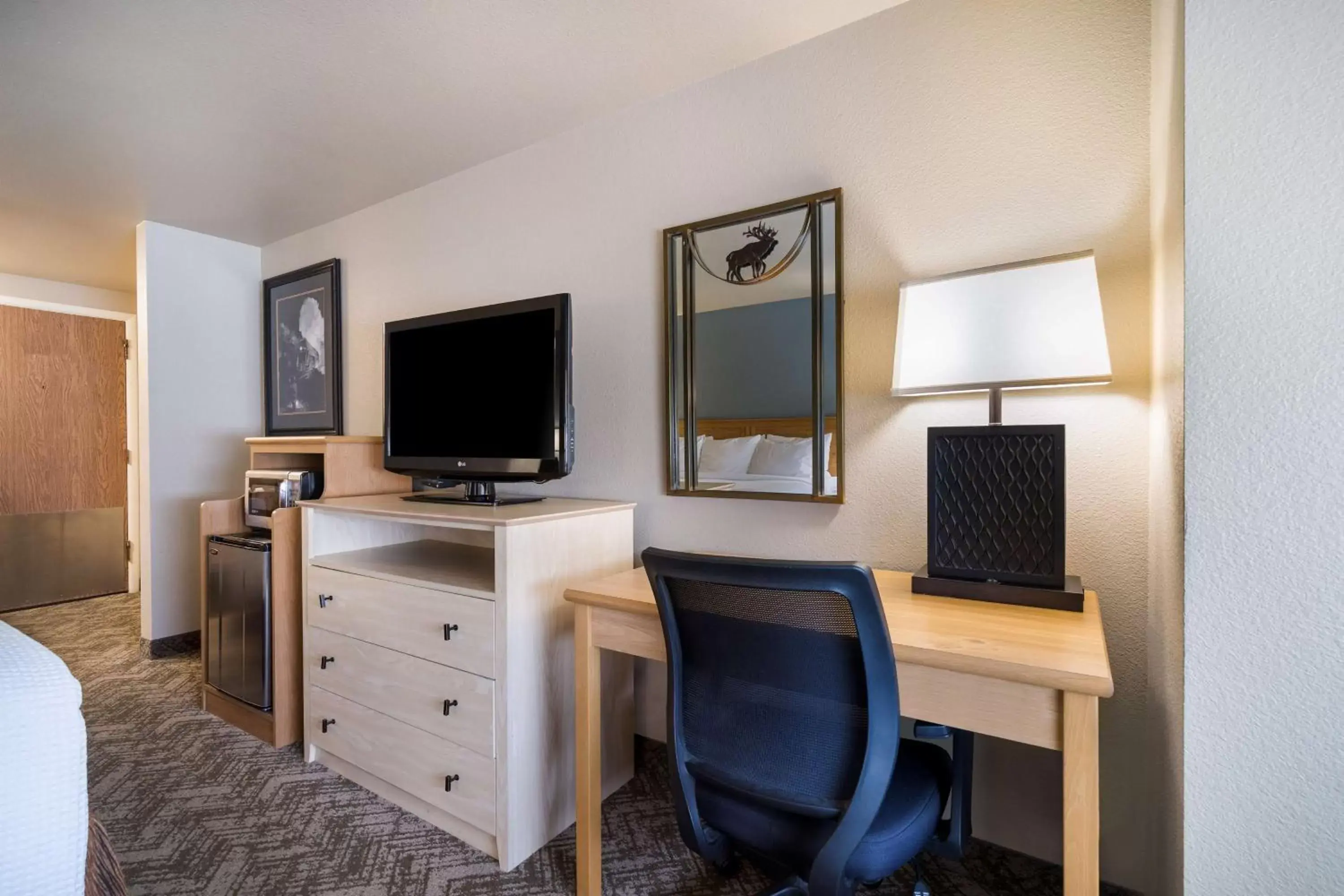 Bedroom, TV/Entertainment Center in Best Western Golden Spike Inn & Suites