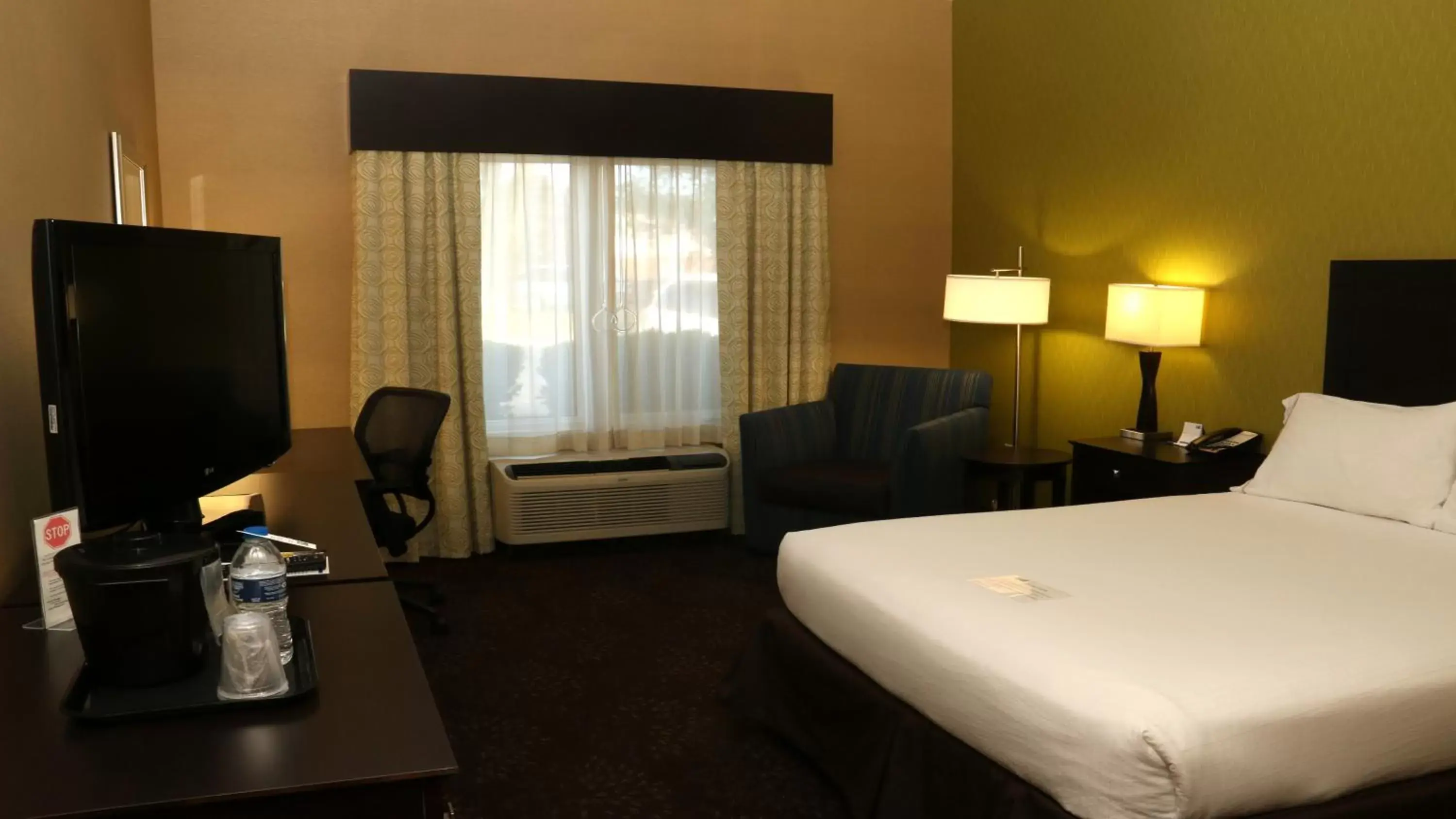 Bed in Holiday Inn Express Hotel & Suites Saginaw, an IHG Hotel