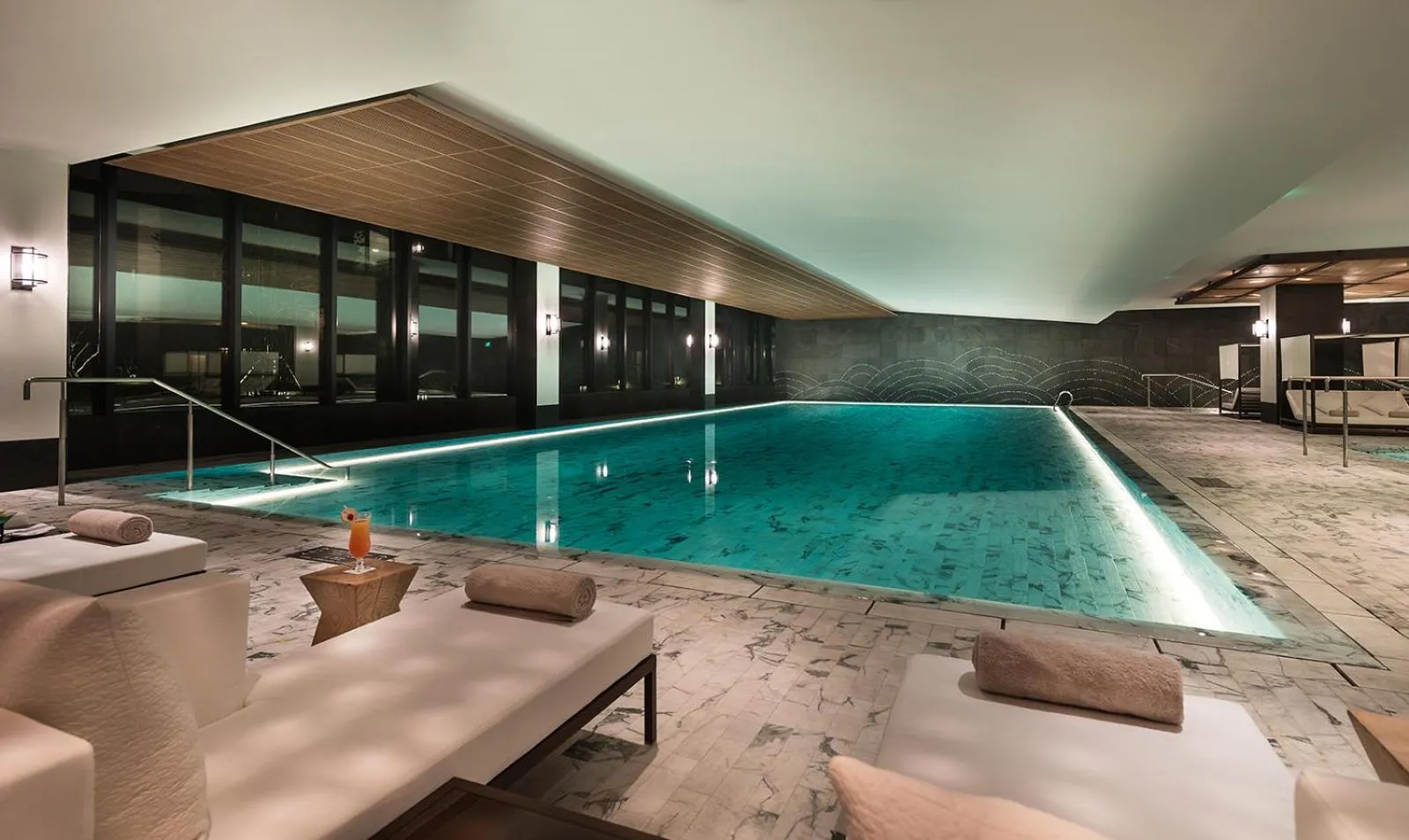 Swimming pool in Pullman Kaifeng Jianye