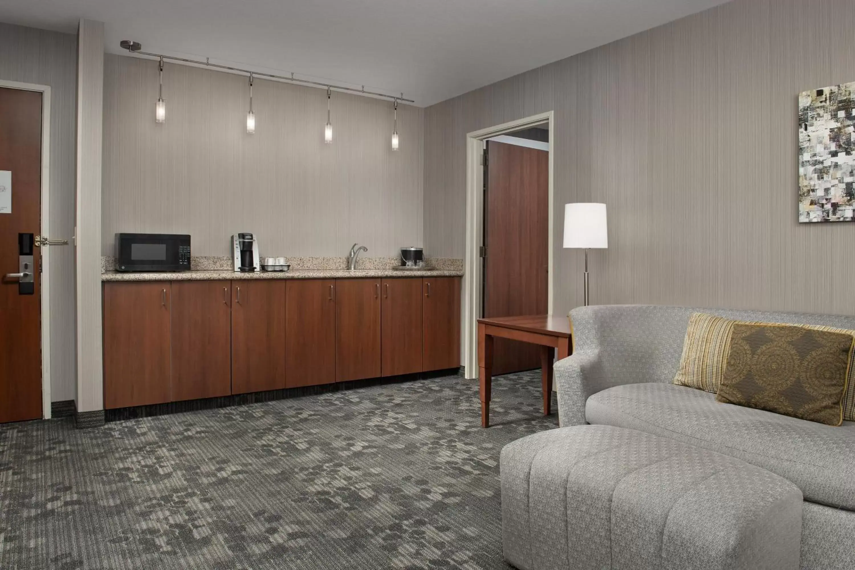 Living room, Kitchen/Kitchenette in Courtyard by Marriott Portland Tigard