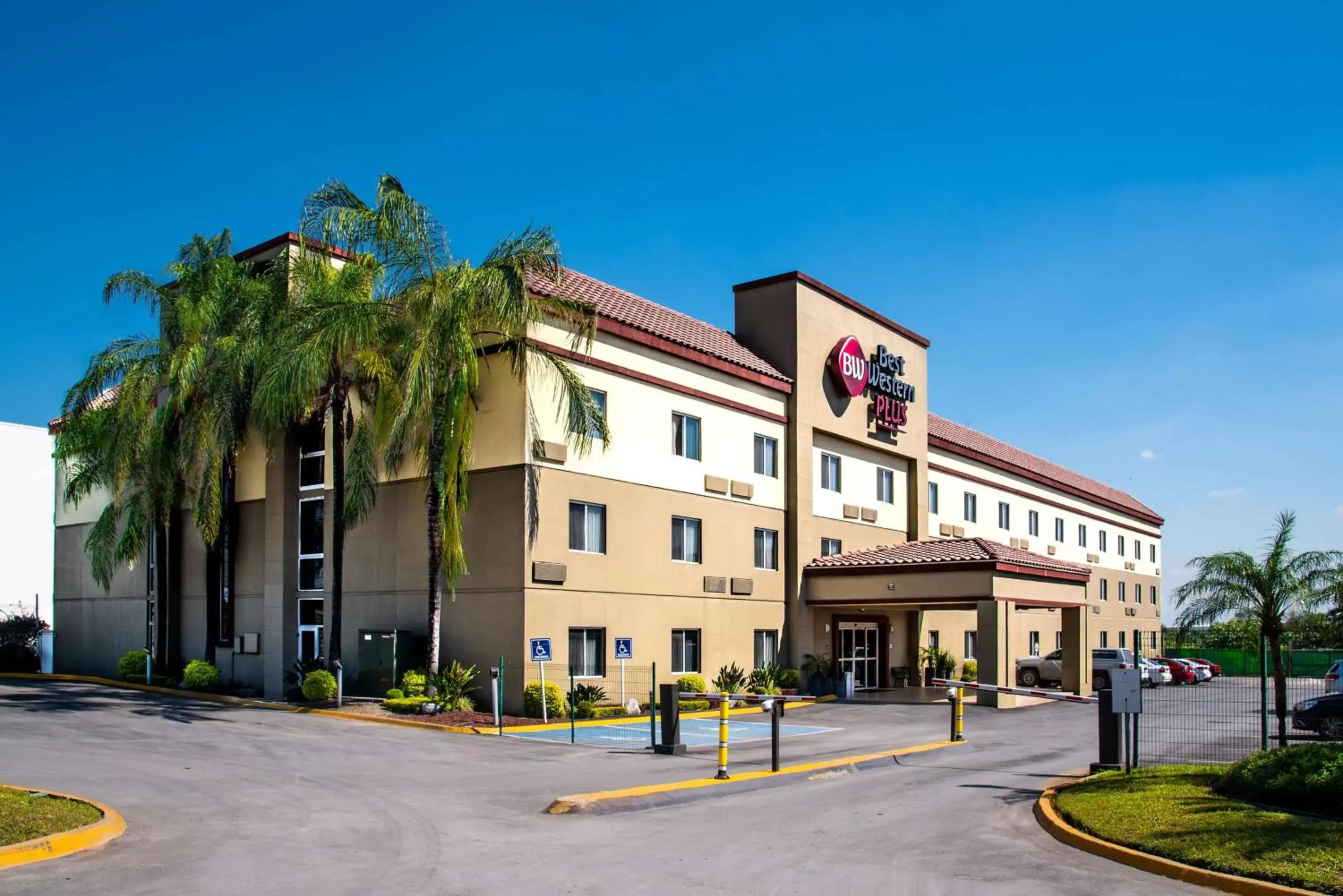 Property building in Best Western PLUS Monterrey Airport